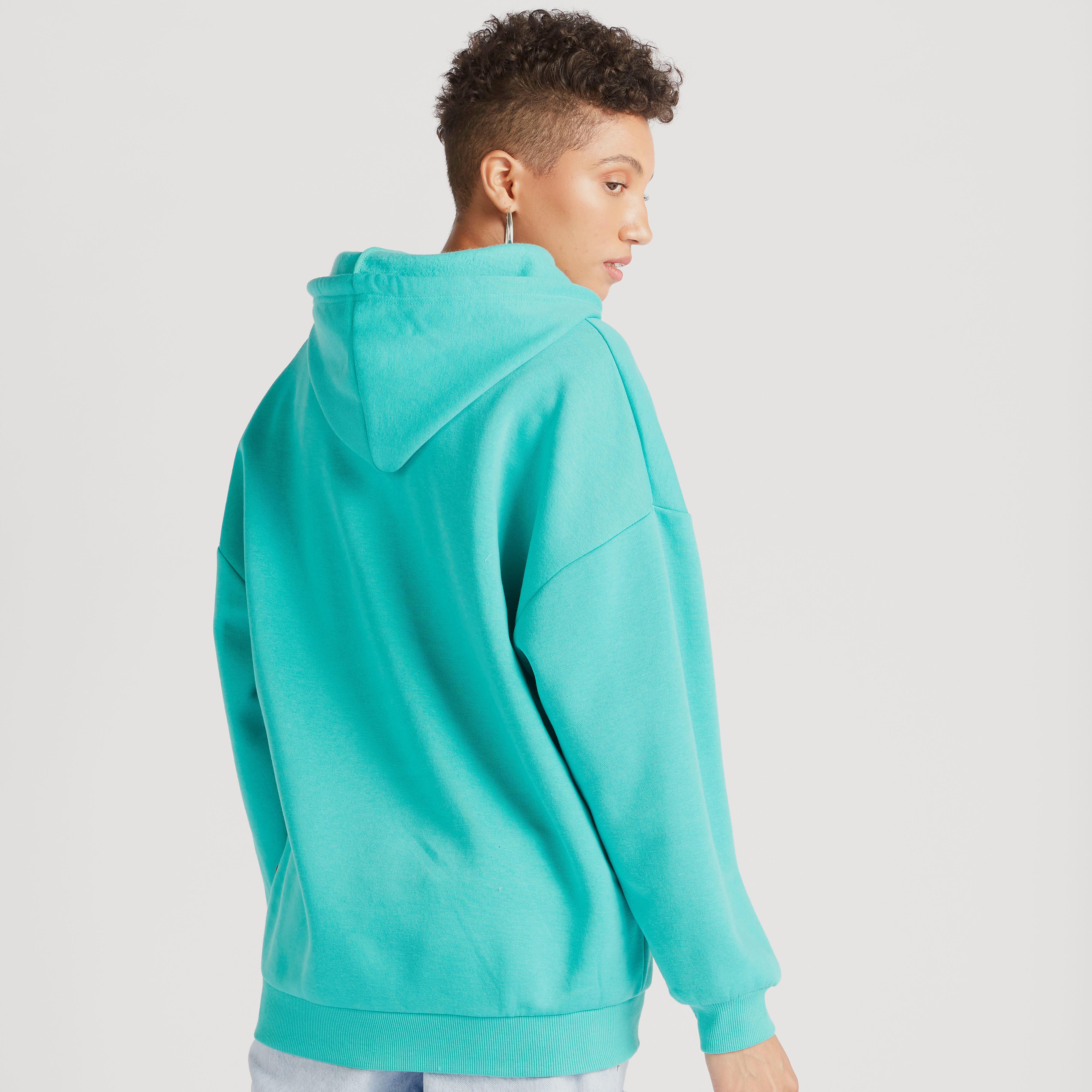 هودي بطبعات سنوبي وأكمام طويلة وجيوب كنغر-women-winterwear-hoodiesandsweatshirts-hoodies-image-4