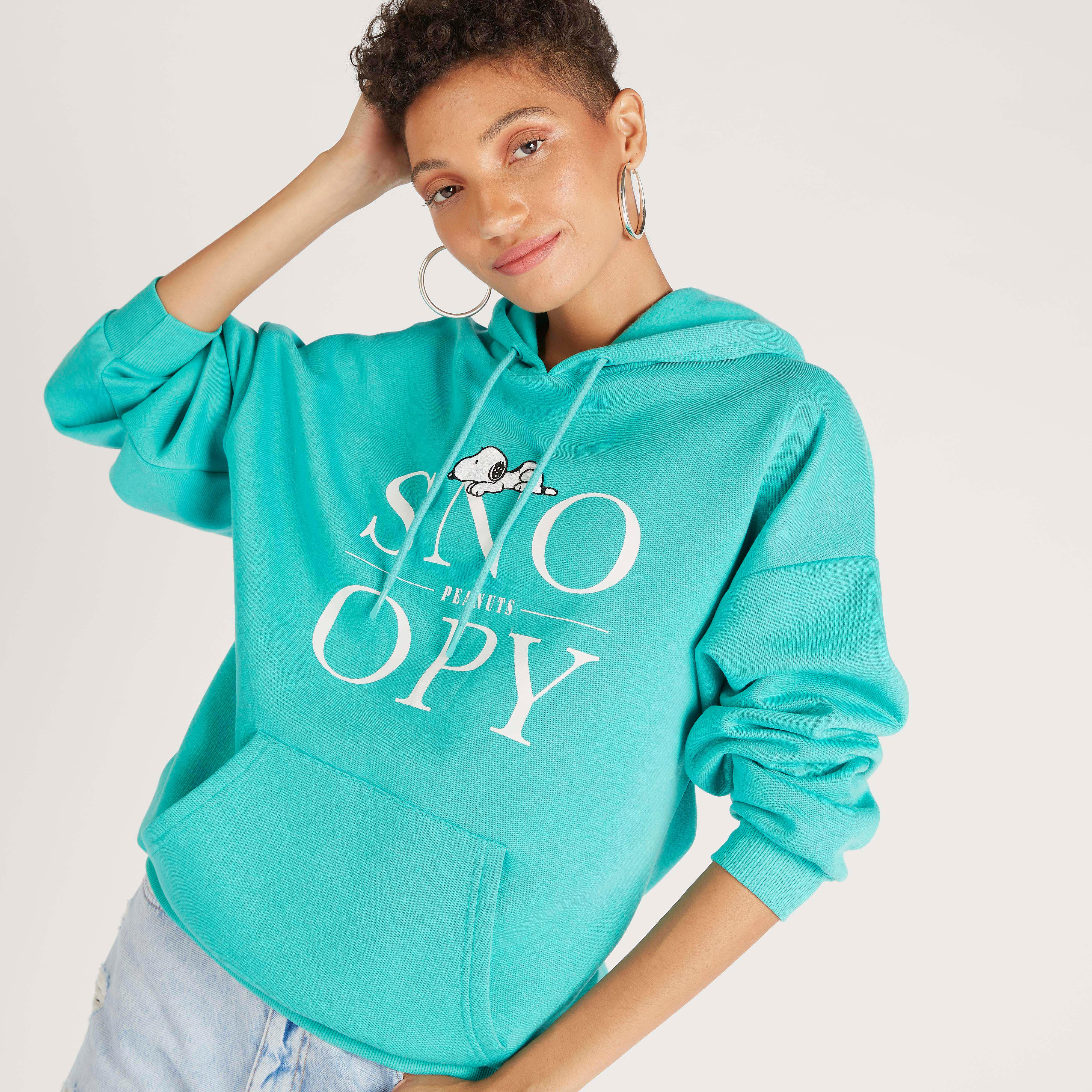 هودي بطبعات سنوبي وأكمام طويلة وجيوب كنغر-women-winterwear-hoodiesandsweatshirts-hoodies-image-5