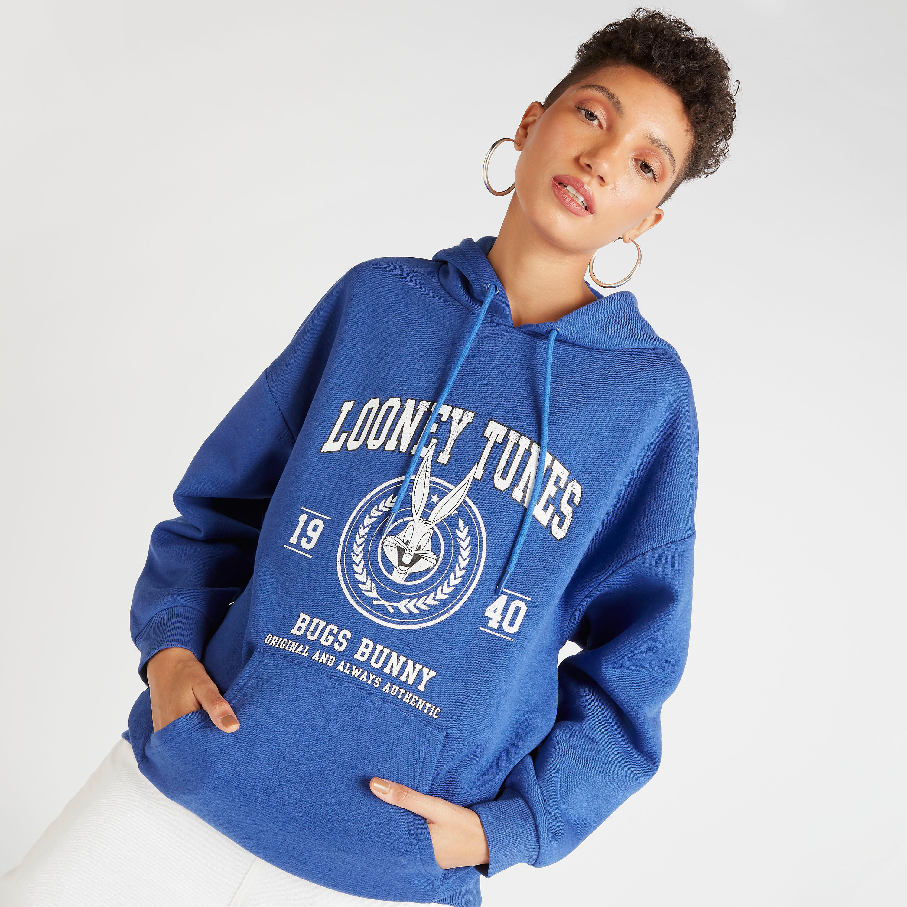هودي بطبعات لوني تيونز وأكمام طويلة-women-winterwear-hoodiesandsweatshirts-hoodies-image-1