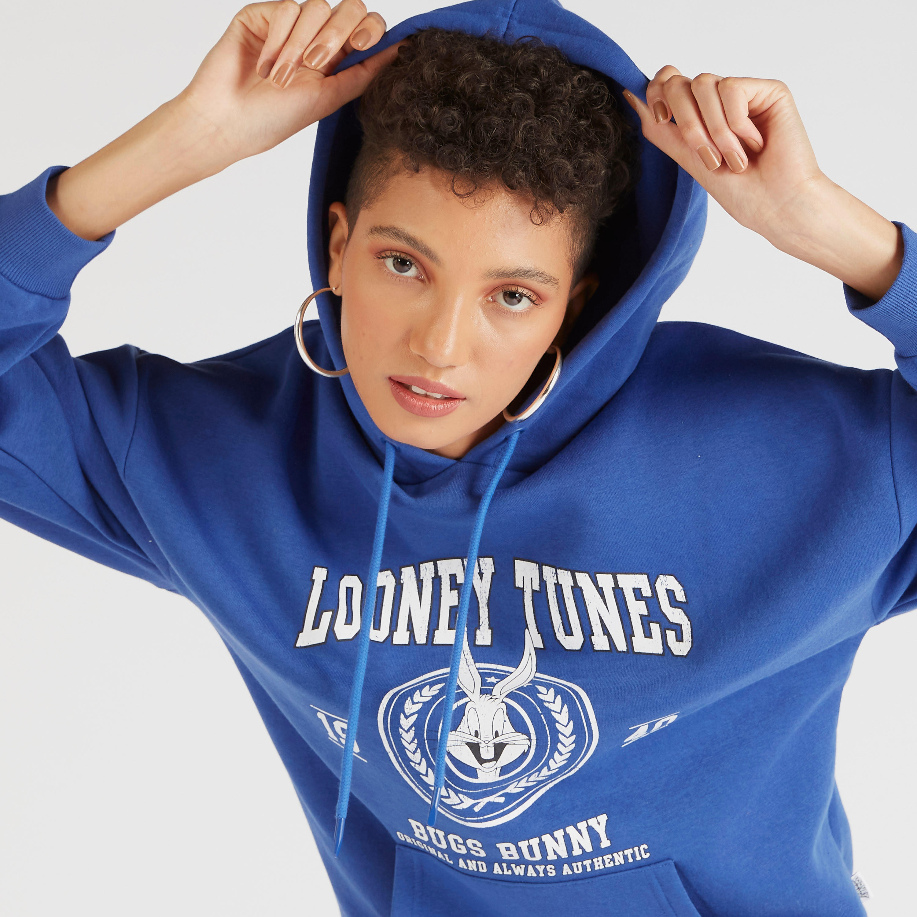 هودي بطبعات لوني تيونز وأكمام طويلة-women-winterwear-hoodiesandsweatshirts-hoodies-image-3