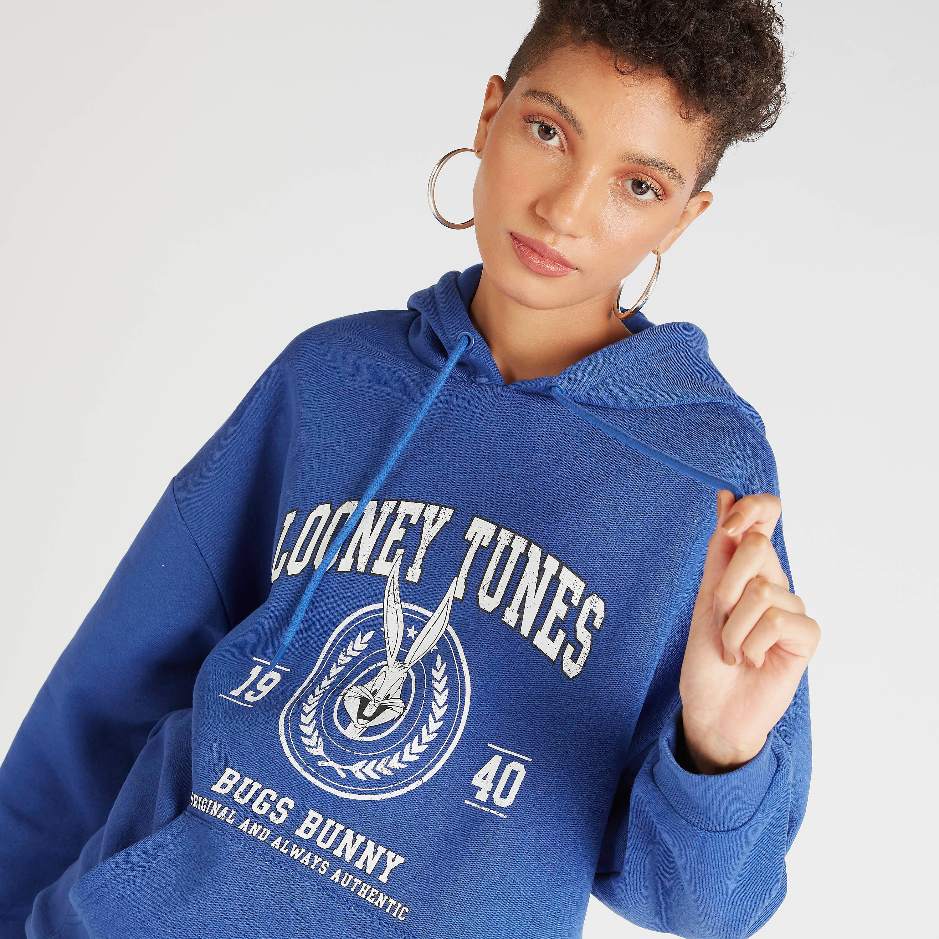هودي بطبعات لوني تيونز وأكمام طويلة-women-winterwear-hoodiesandsweatshirts-hoodies-image-5