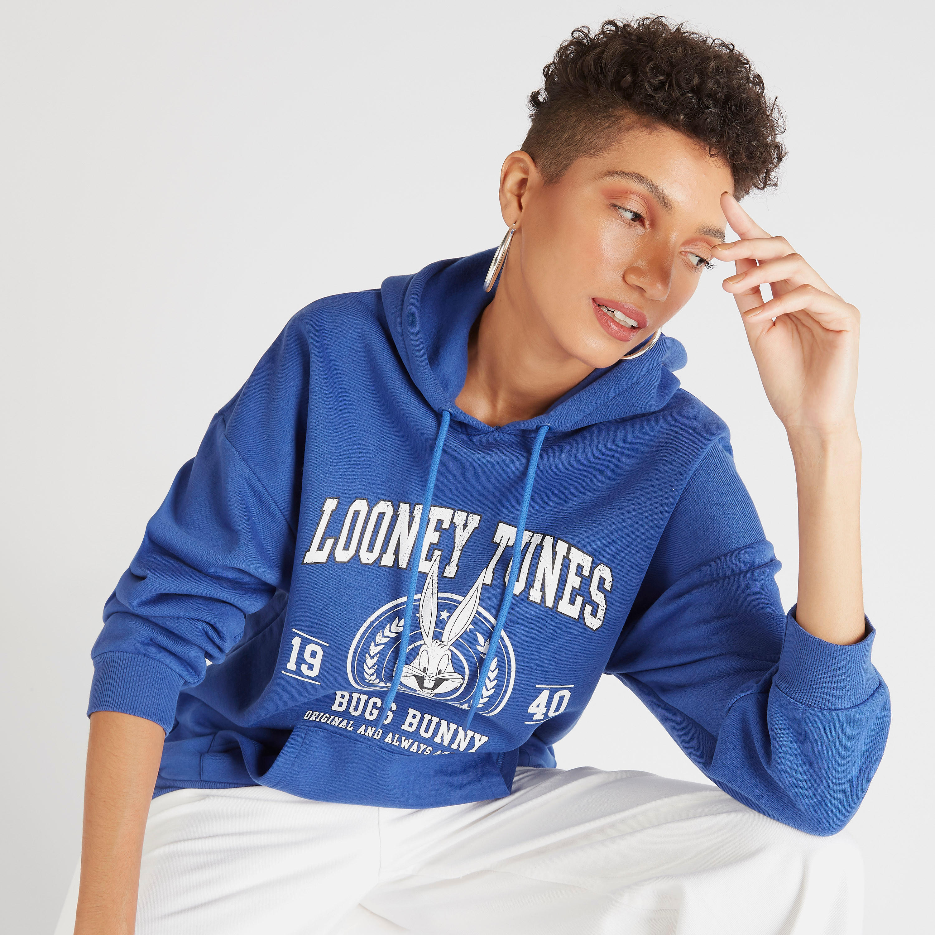 هودي بطبعات لوني تيونز وأكمام طويلة-women-winterwear-hoodiesandsweatshirts-hoodies-image-6