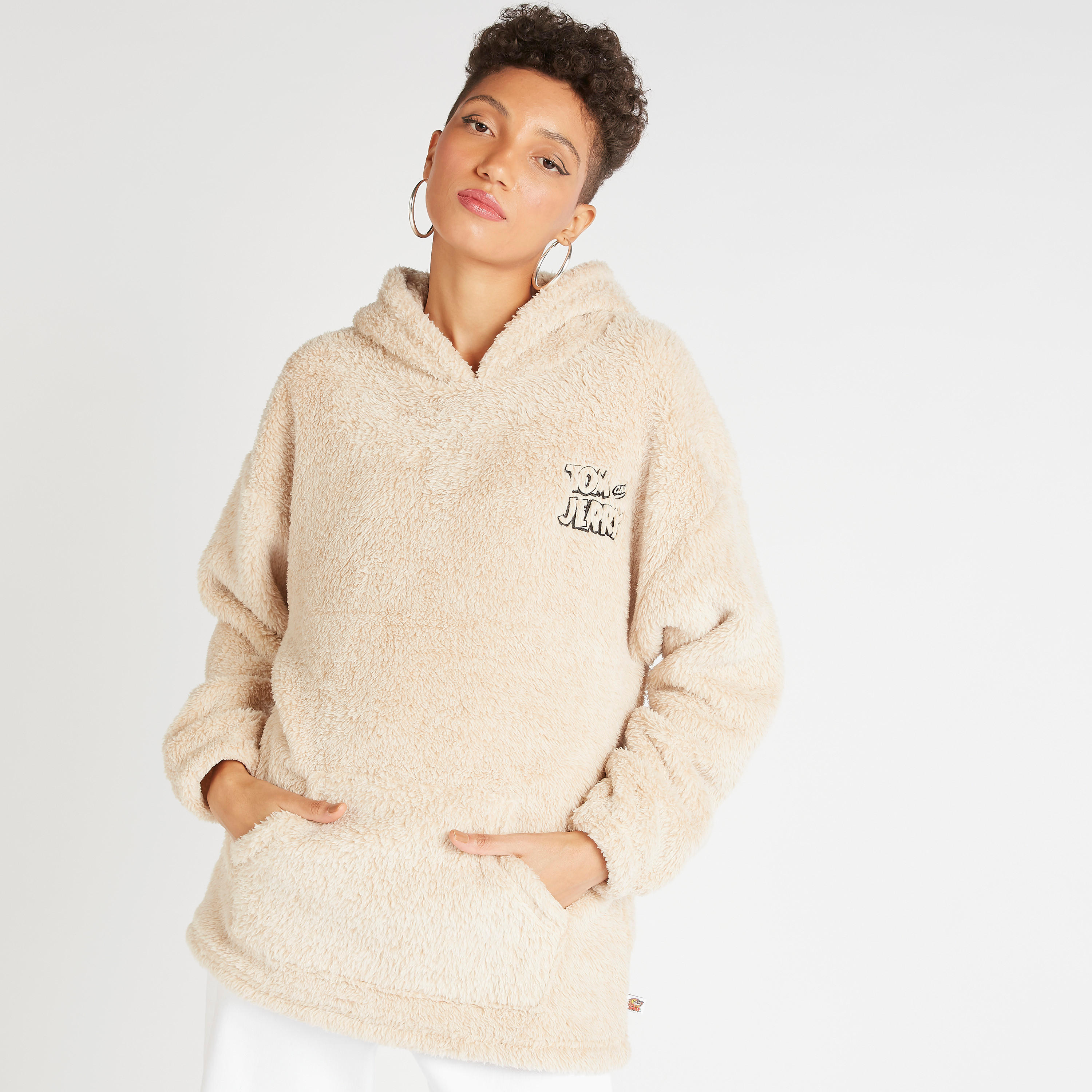 هودي بارز الملمس بأكمام طويلة وجيوب كنغر وتصميم توم أند جيري-women-winterwear-hoodiesandsweatshirts-hoodies-image-1