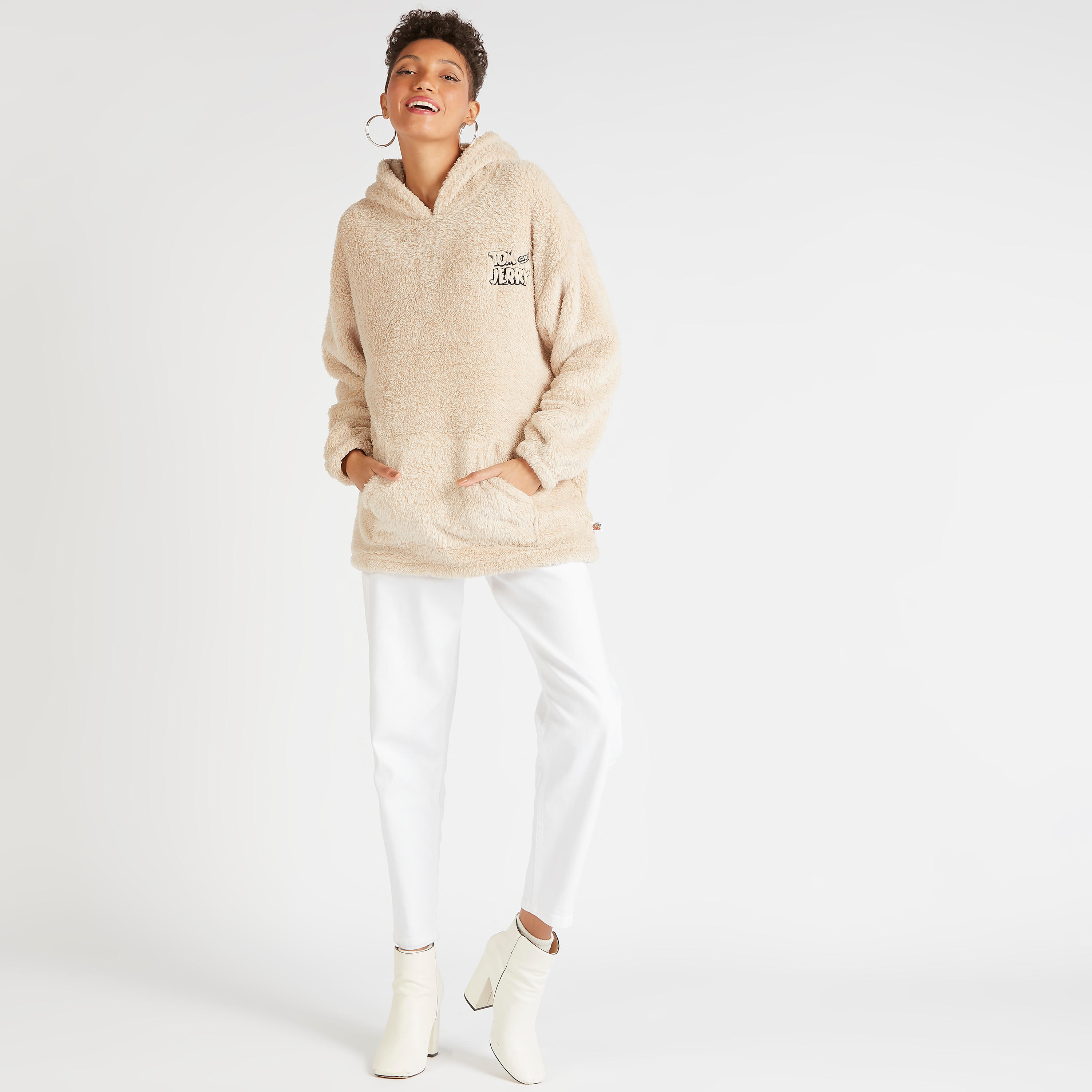 هودي بارز الملمس بأكمام طويلة وجيوب كنغر وتصميم توم أند جيري-women-winterwear-hoodiesandsweatshirts-hoodies-image-2