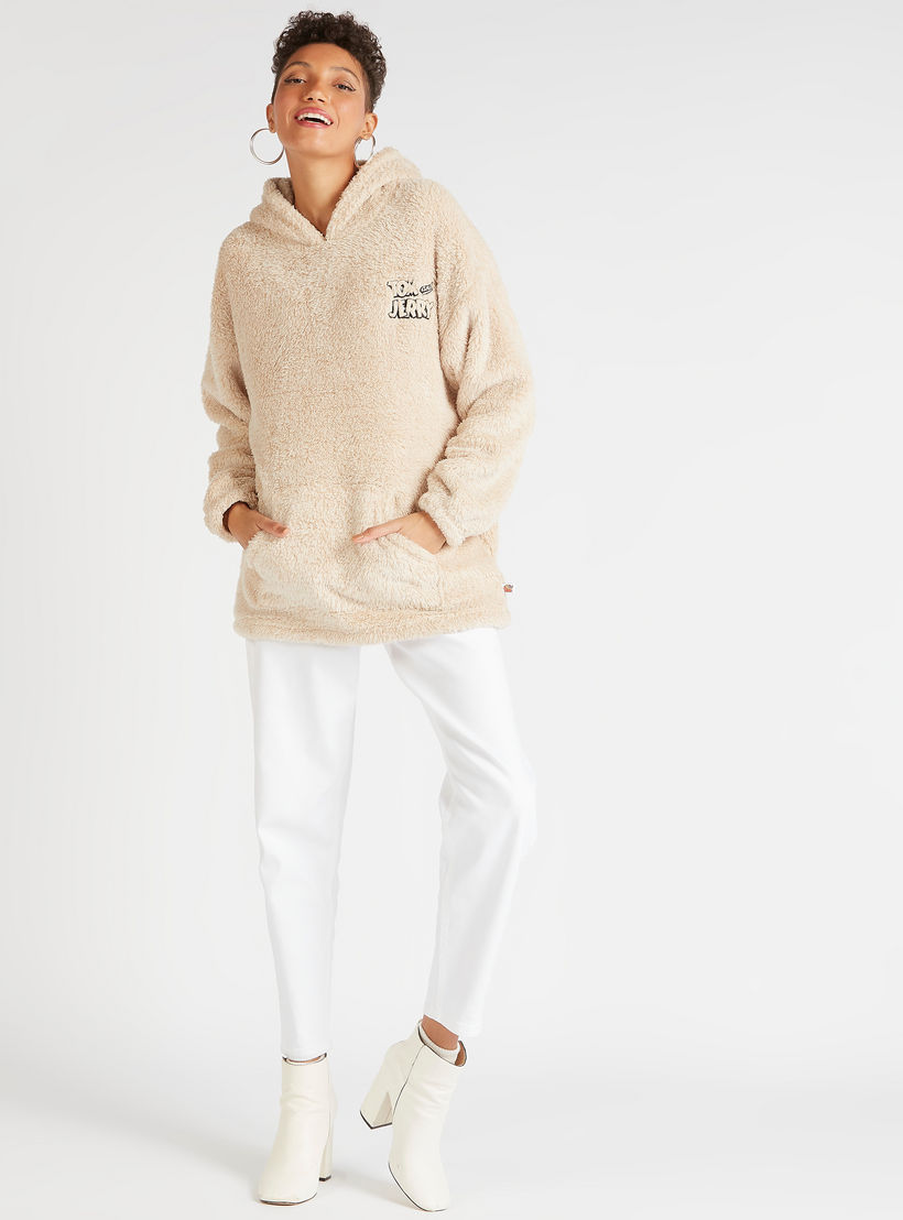 هودي بارز الملمس بأكمام طويلة وجيوب كنغر وتصميم توم أند جيري-women-winterwear-hoodiesandsweatshirts-hoodies-image-2