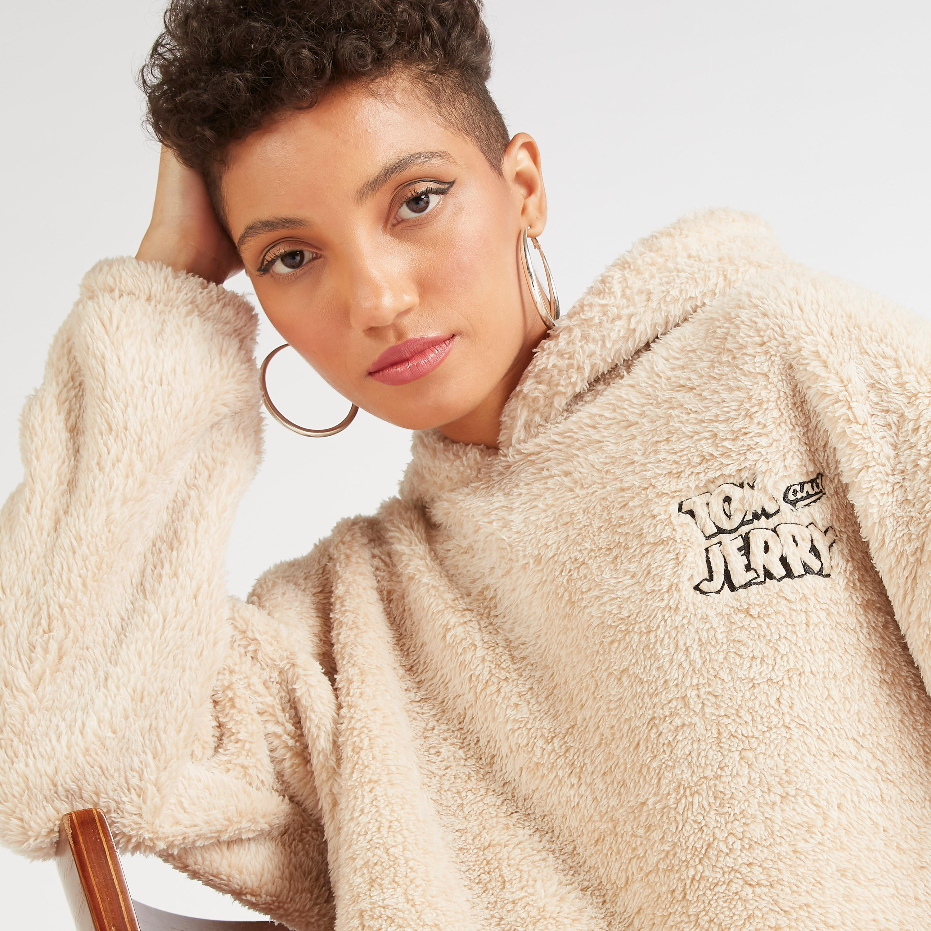 هودي بارز الملمس بأكمام طويلة وجيوب كنغر وتصميم توم أند جيري-women-winterwear-hoodiesandsweatshirts-hoodies-image-3