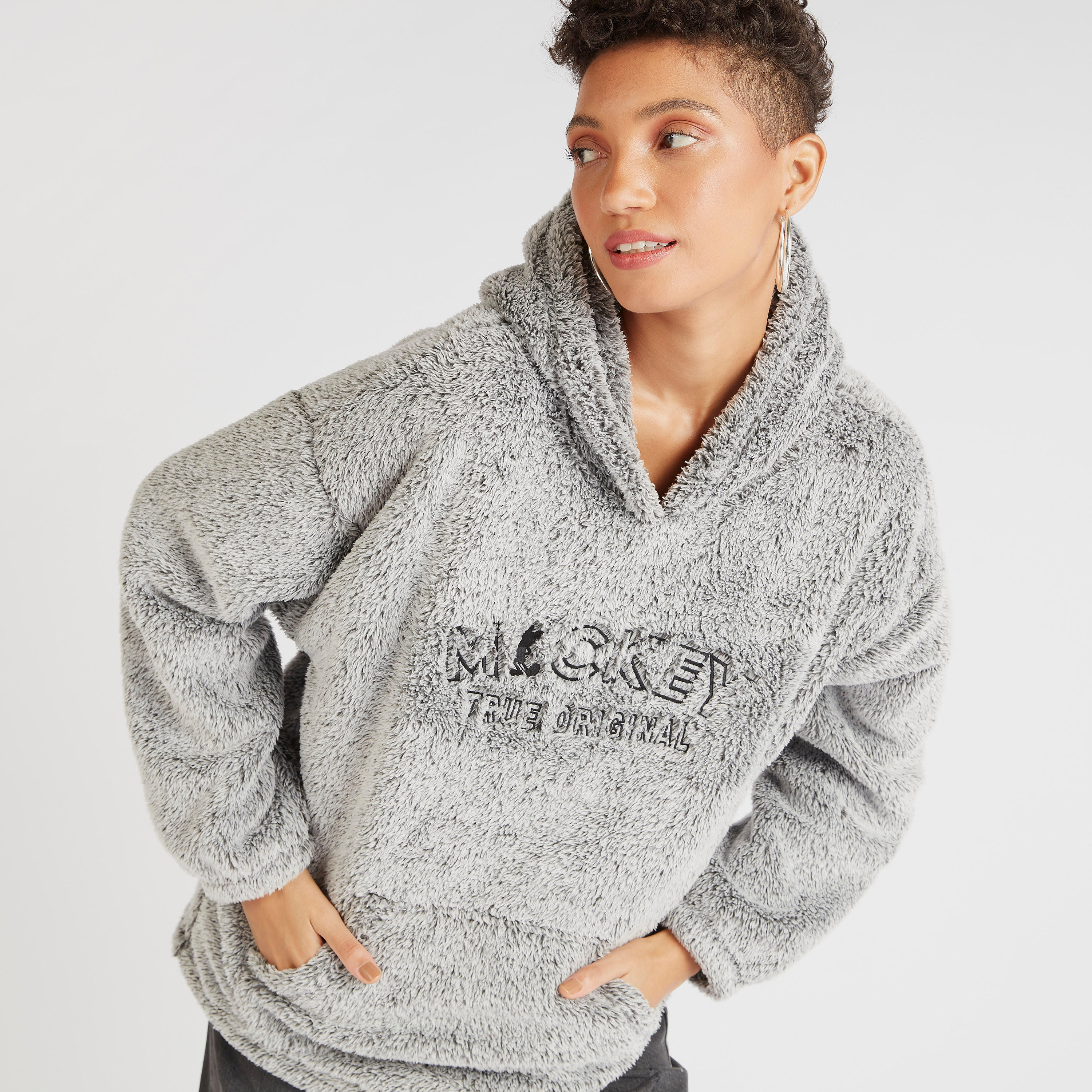 هودي بارز الملمس بأكمام طويلة وجيوب كنغر وتصميم ميكي ماوس-women-winterwear-hoodiesandsweatshirts-hoodies-image-1