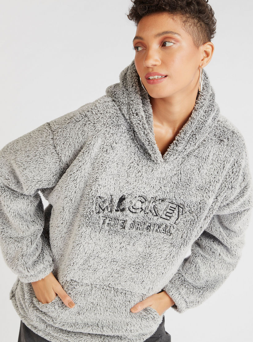 هودي بارز الملمس بأكمام طويلة وجيوب كنغر وتصميم ميكي ماوس-women-winterwear-hoodiesandsweatshirts-hoodies-image-1