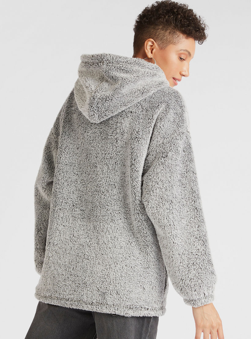 هودي بارز الملمس بأكمام طويلة وجيوب كنغر وتصميم ميكي ماوس-women-winterwear-hoodiesandsweatshirts-hoodies-image-4