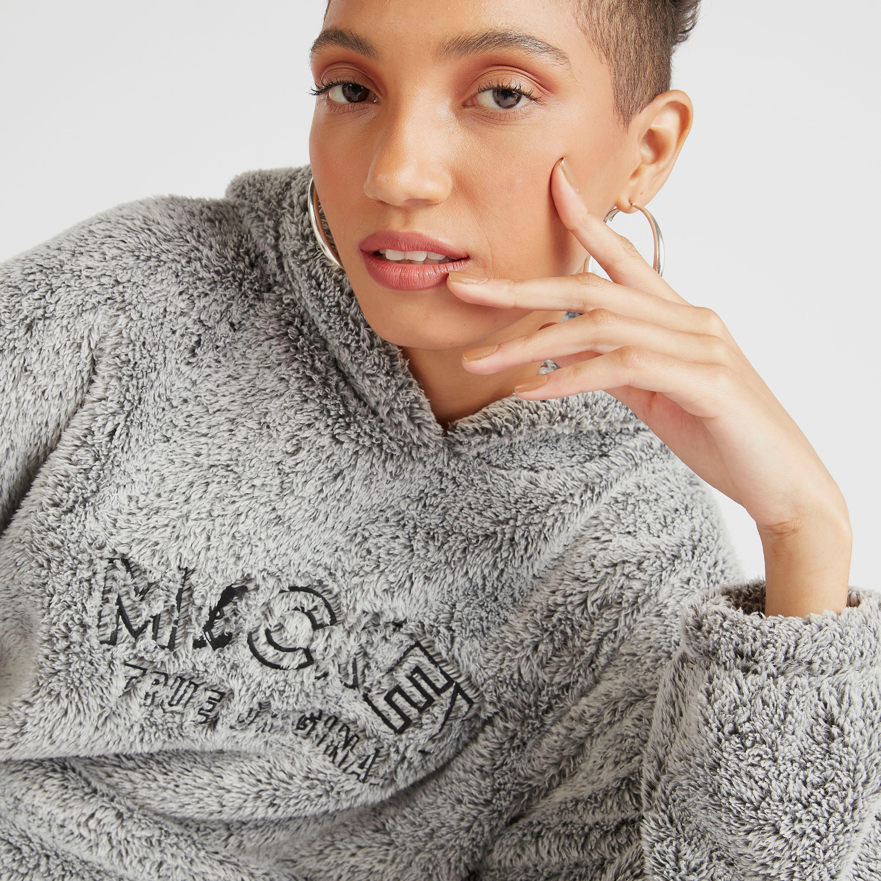 هودي بارز الملمس بأكمام طويلة وجيوب كنغر وتصميم ميكي ماوس-women-winterwear-hoodiesandsweatshirts-hoodies-image-8