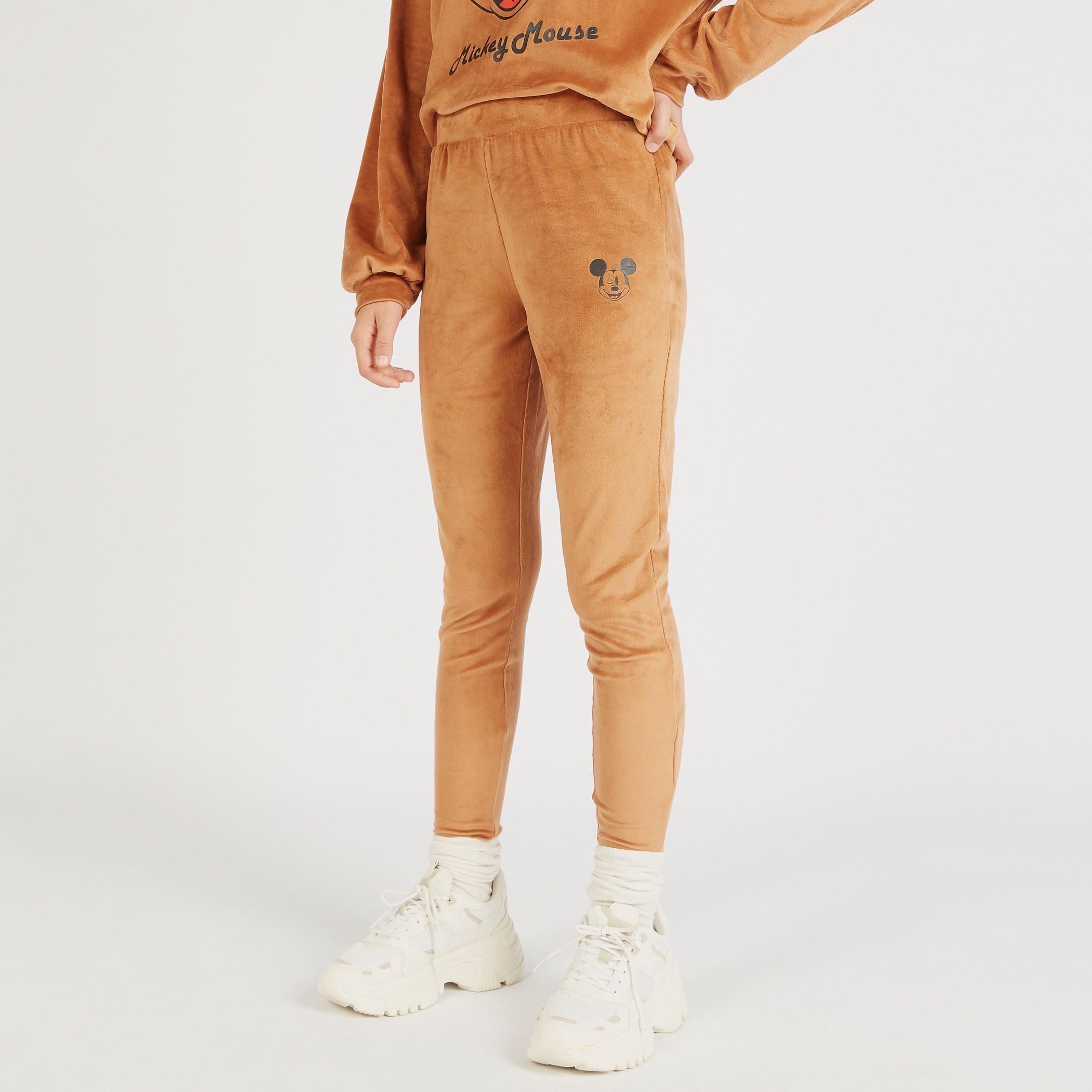 بنطلون رياضي بارز الملمس بخصر مطّاطي وتصميم ميكي ماوس-women-clothing-bottoms-joggers-image-1