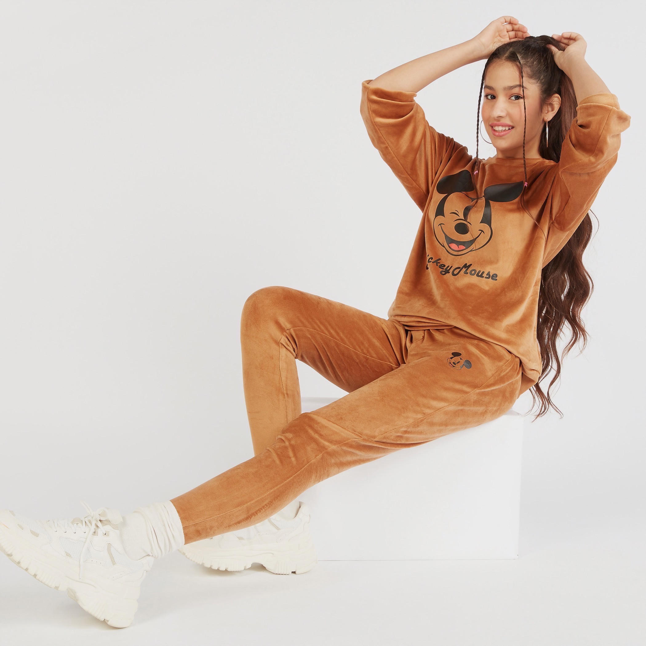 بنطلون رياضي بارز الملمس بخصر مطّاطي وتصميم ميكي ماوس-women-clothing-bottoms-joggers-image-2