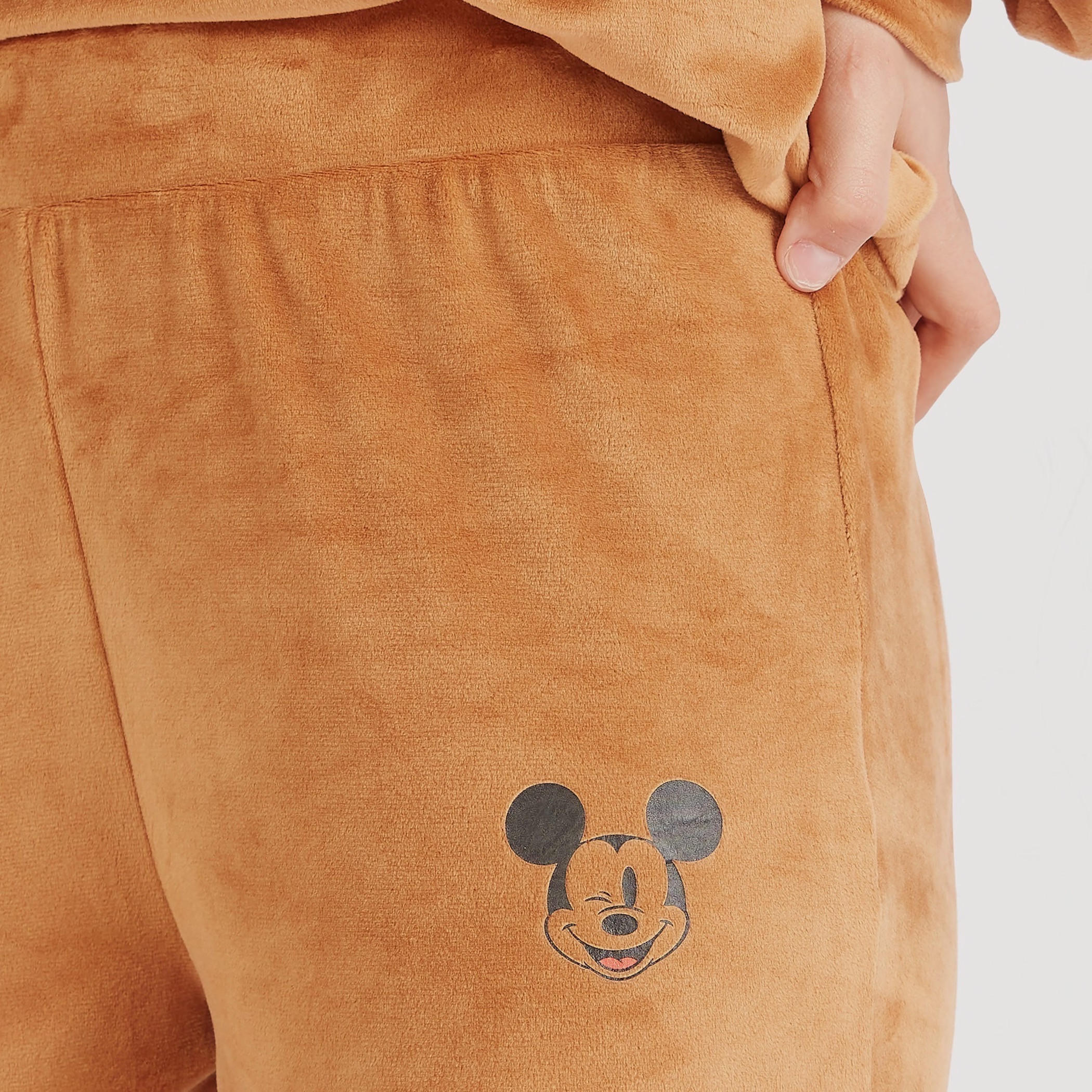 بنطلون رياضي بارز الملمس بخصر مطّاطي وتصميم ميكي ماوس-women-clothing-bottoms-joggers-image-3