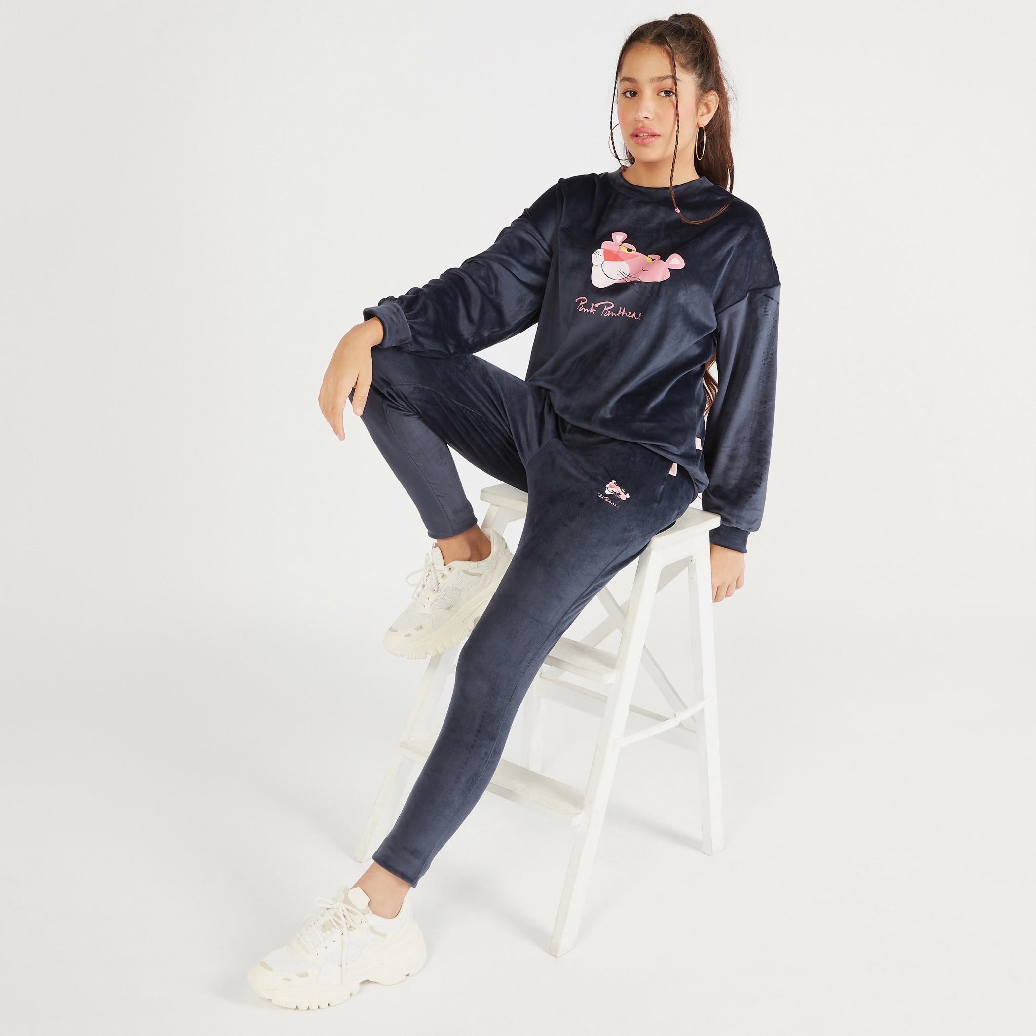 بنطلون رياضي بارز الملمس بخصر مطّاطي وتصميم بينك بانتر-women-clothing-bottoms-joggers-image-2