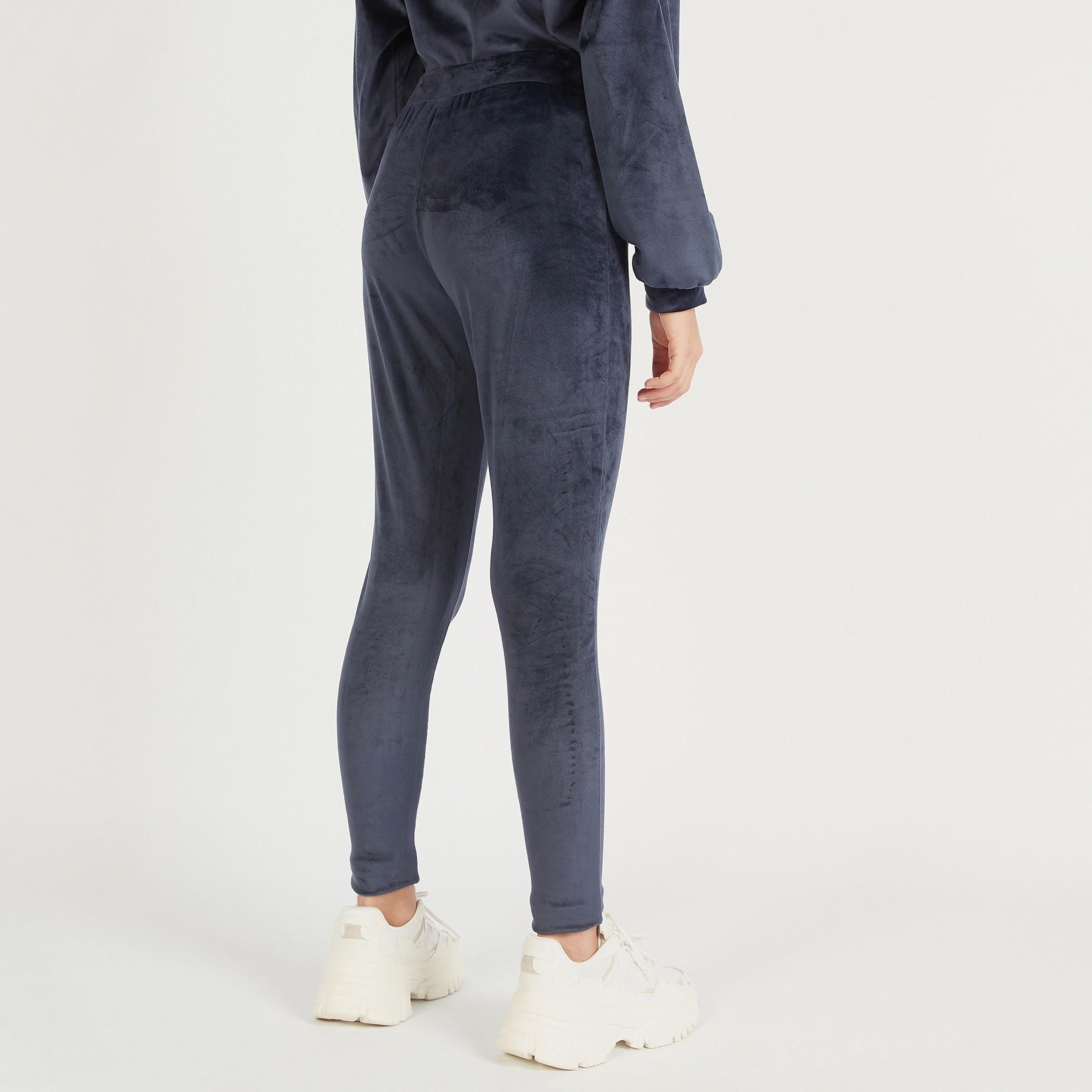 بنطلون رياضي بارز الملمس بخصر مطّاطي وتصميم بينك بانتر-women-clothing-bottoms-joggers-image-4