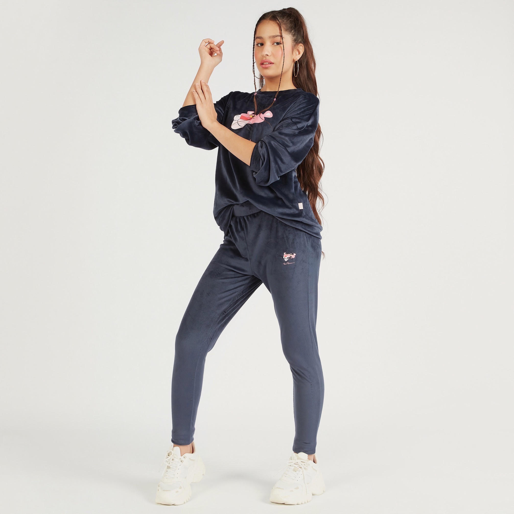 بنطلون رياضي بارز الملمس بخصر مطّاطي وتصميم بينك بانتر-women-clothing-bottoms-joggers-image-5
