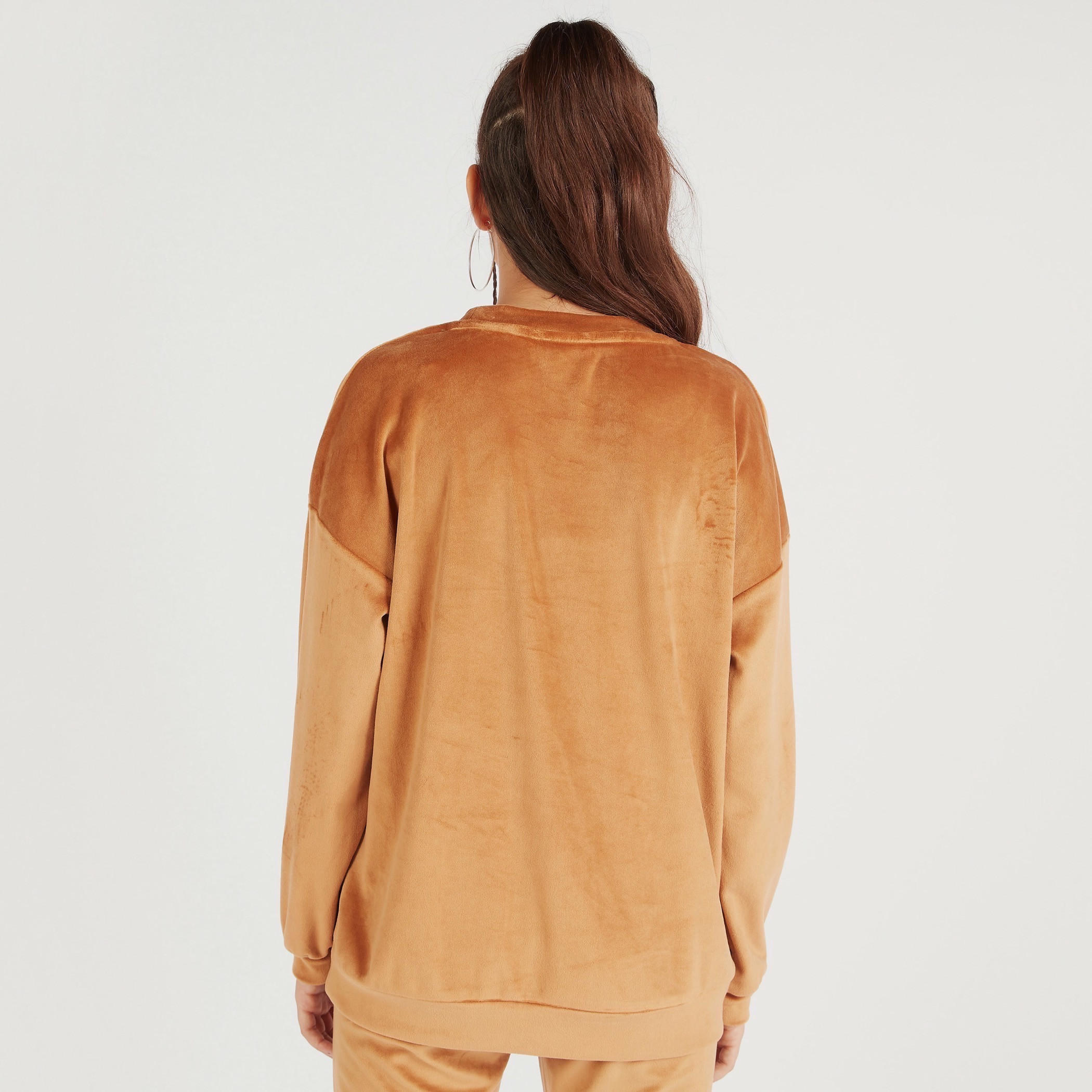 سويت شيرت بياقة ضيقة وأكمام طويلة وطبعات ميكي ماوس-women-winterwear-hoodiesandsweatshirts-sweatshirts-image-4