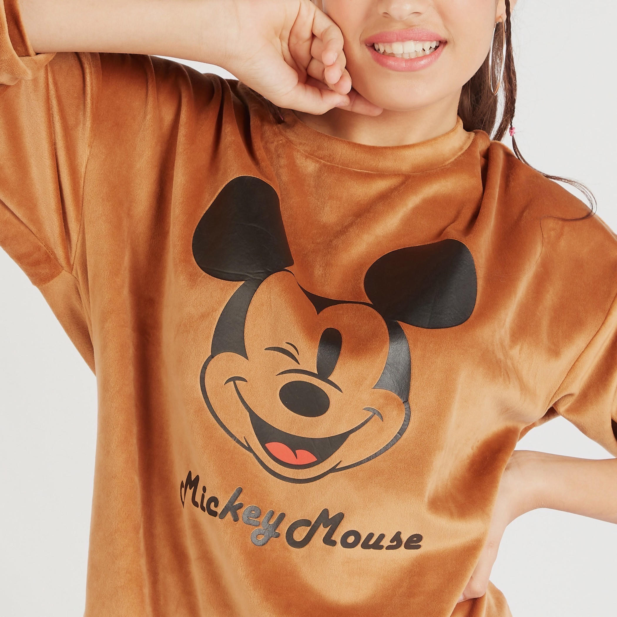 سويت شيرت بياقة ضيقة وأكمام طويلة وطبعات ميكي ماوس-women-winterwear-hoodiesandsweatshirts-sweatshirts-image-5