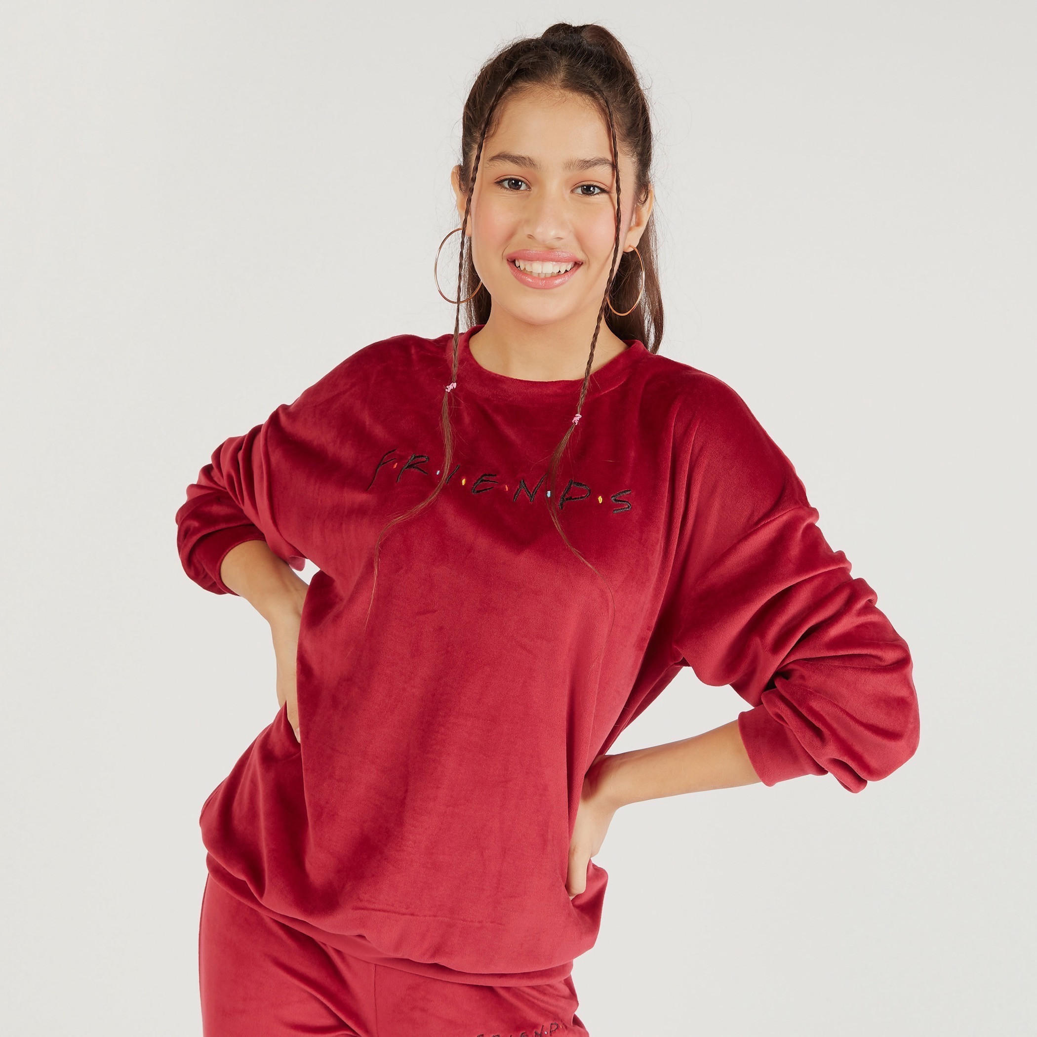 سويت شيرت بارز الملمس بياقة ضيّقة وأكمام طويلة وتصميم فريندز-women-winterwear-hoodiesandsweatshirts-sweatshirts-image-1