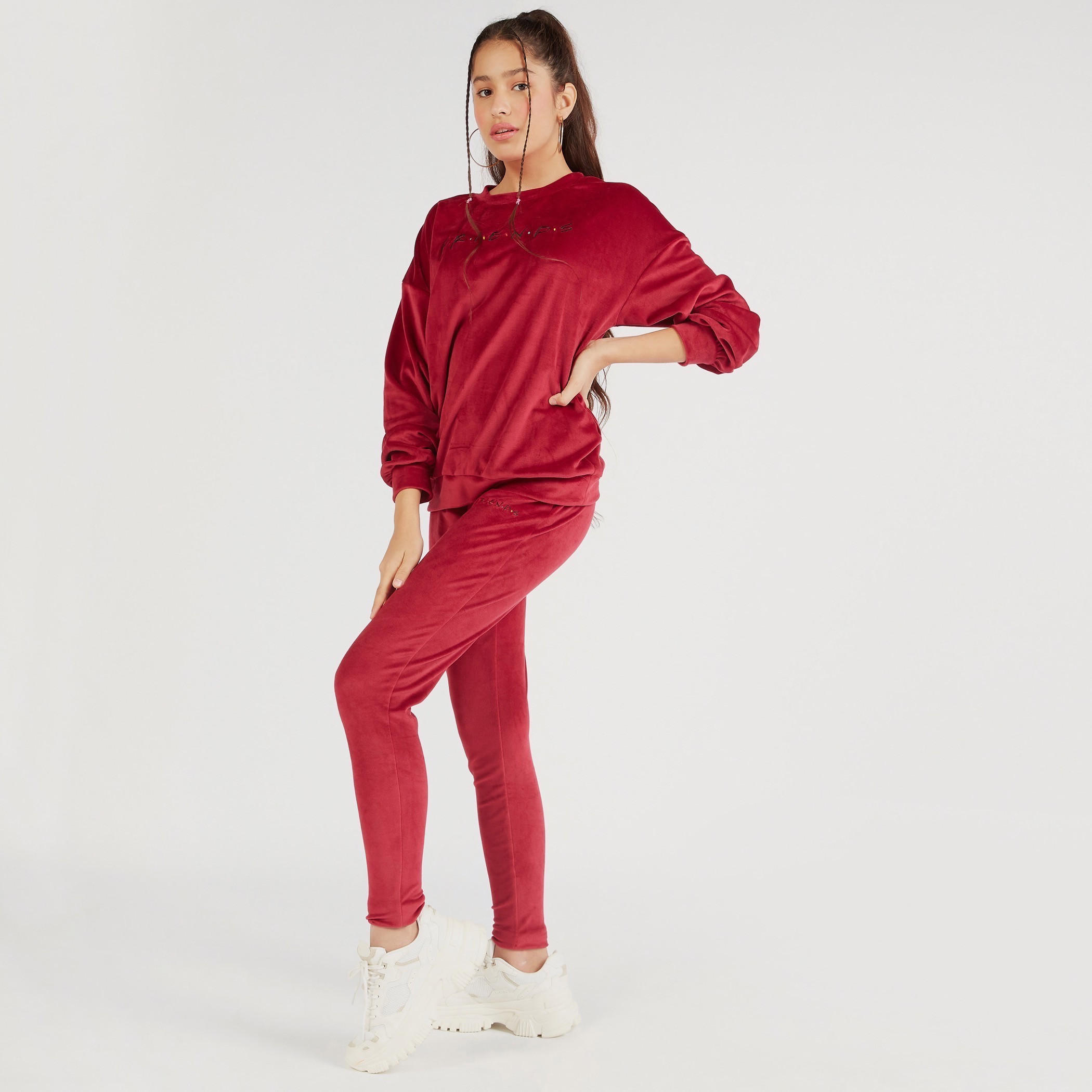 سويت شيرت بارز الملمس بياقة ضيّقة وأكمام طويلة وتصميم فريندز-women-winterwear-hoodiesandsweatshirts-sweatshirts-image-2