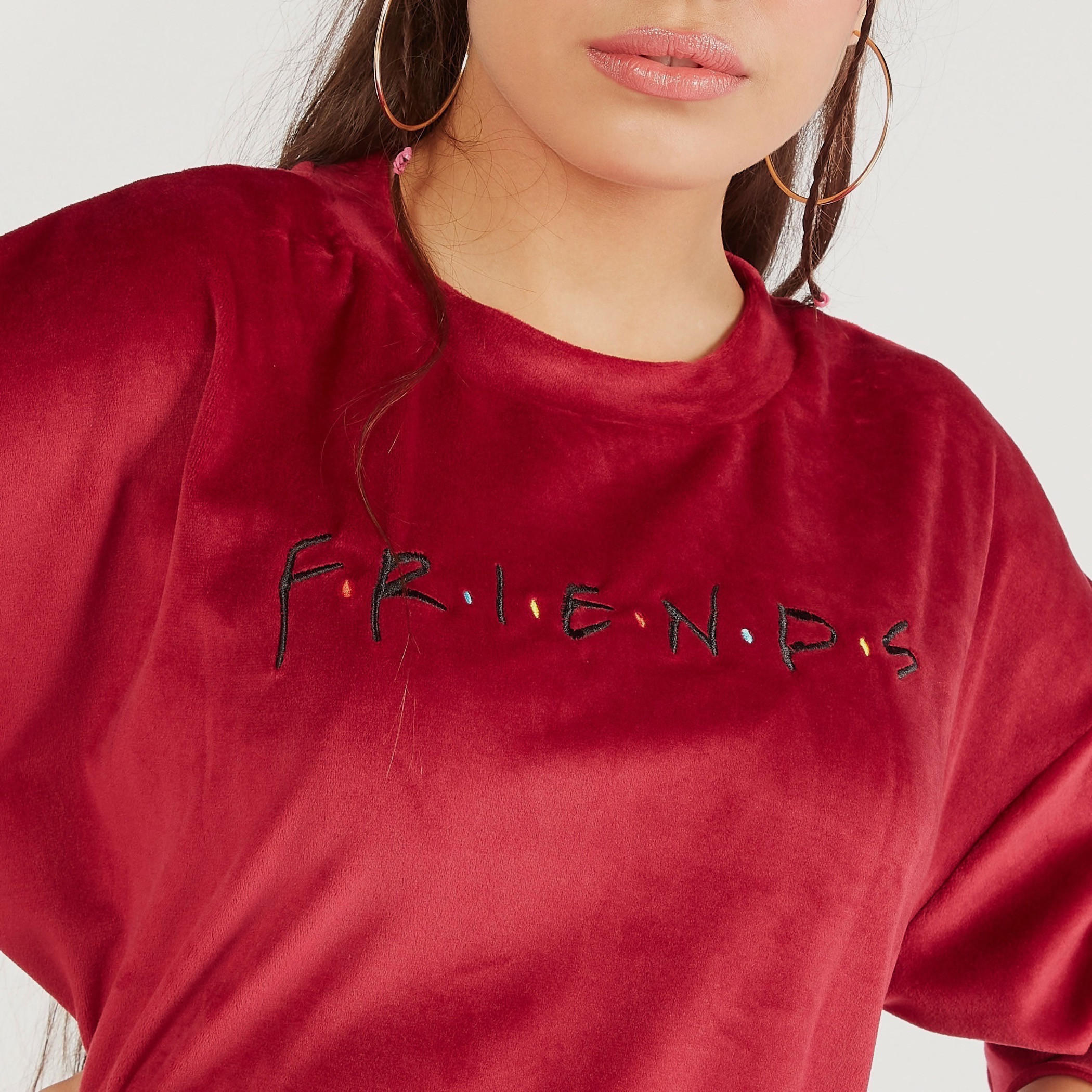 سويت شيرت بارز الملمس بياقة ضيّقة وأكمام طويلة وتصميم فريندز-women-winterwear-hoodiesandsweatshirts-sweatshirts-image-3