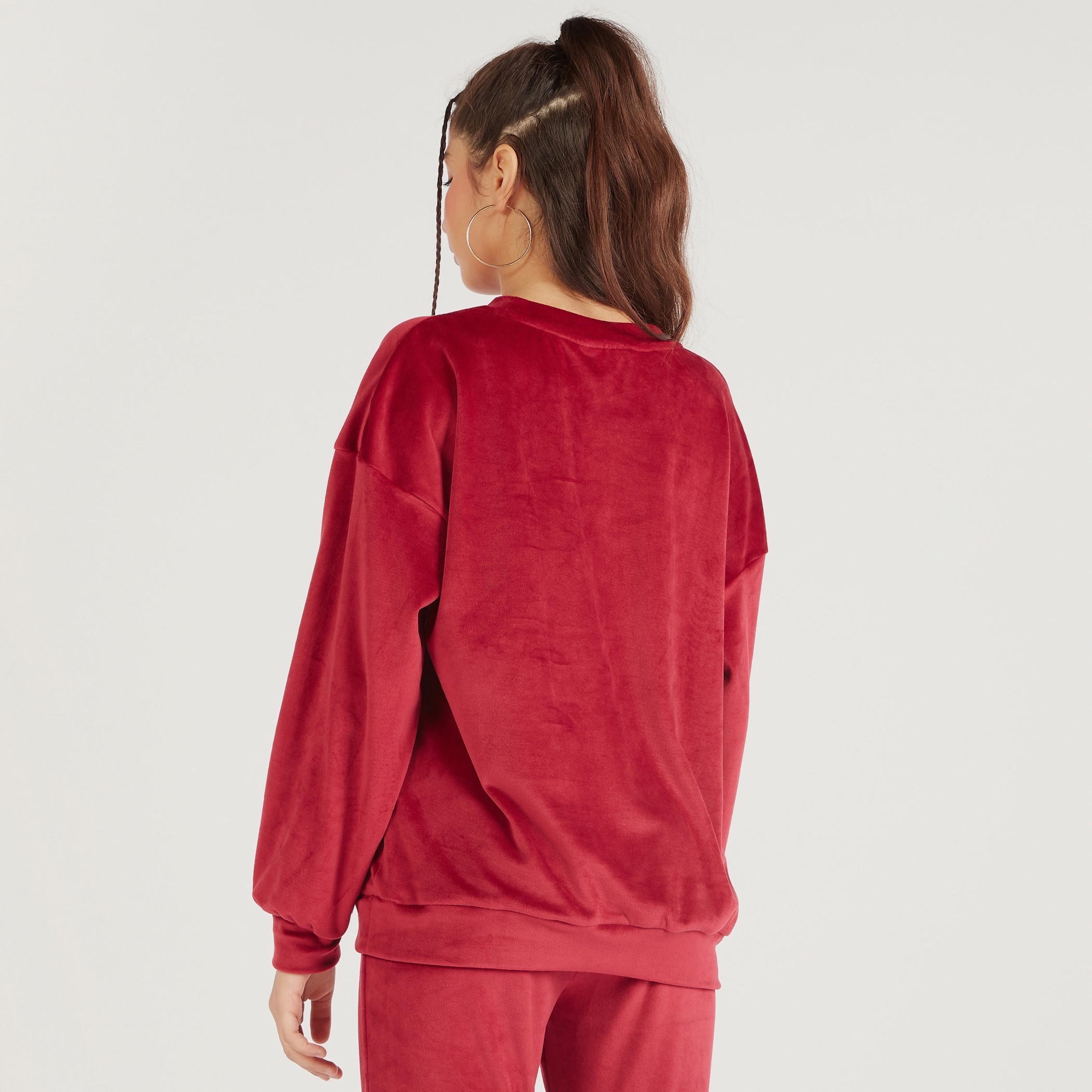 سويت شيرت بارز الملمس بياقة ضيّقة وأكمام طويلة وتصميم فريندز-women-winterwear-hoodiesandsweatshirts-sweatshirts-image-4