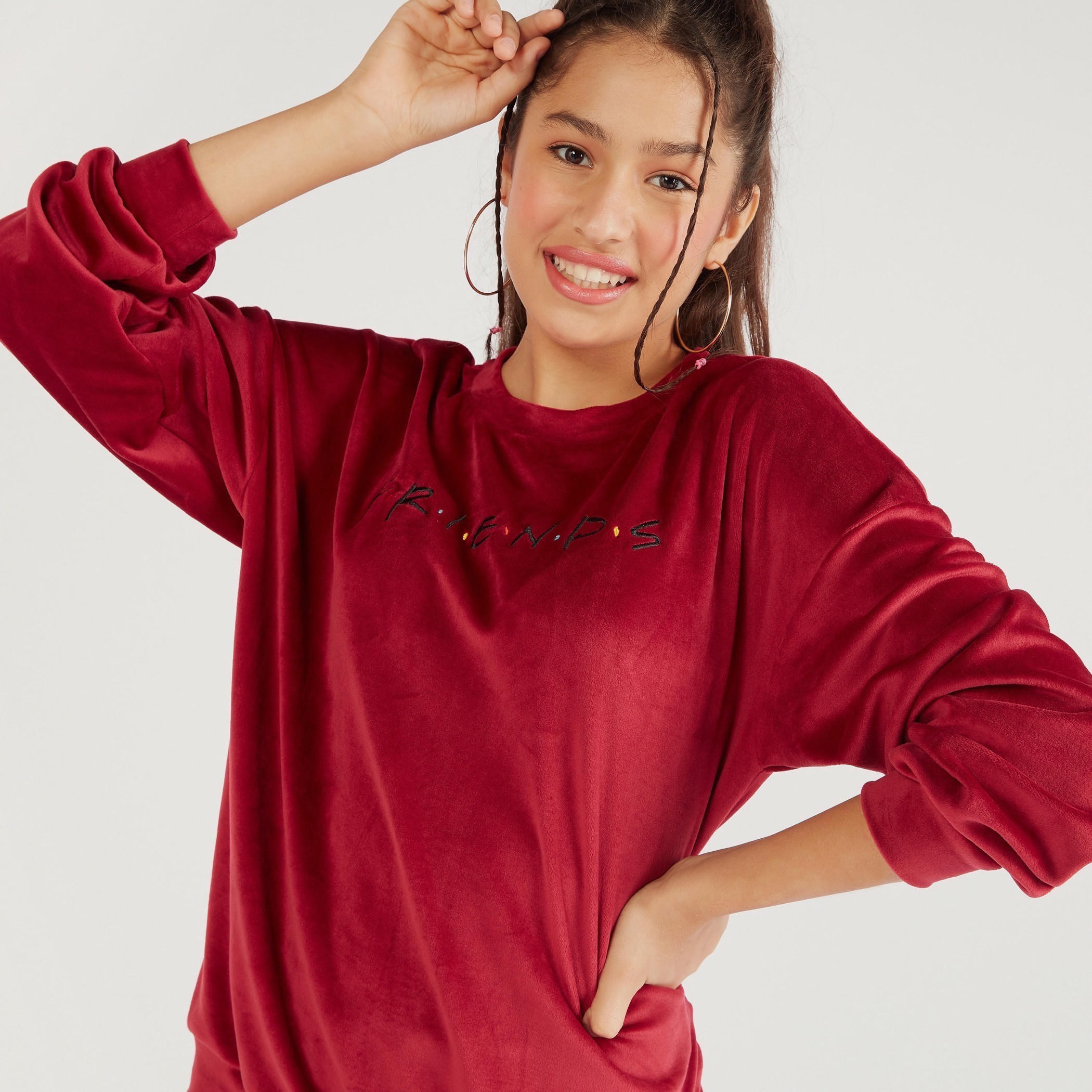 سويت شيرت بارز الملمس بياقة ضيّقة وأكمام طويلة وتصميم فريندز-women-winterwear-hoodiesandsweatshirts-sweatshirts-image-5