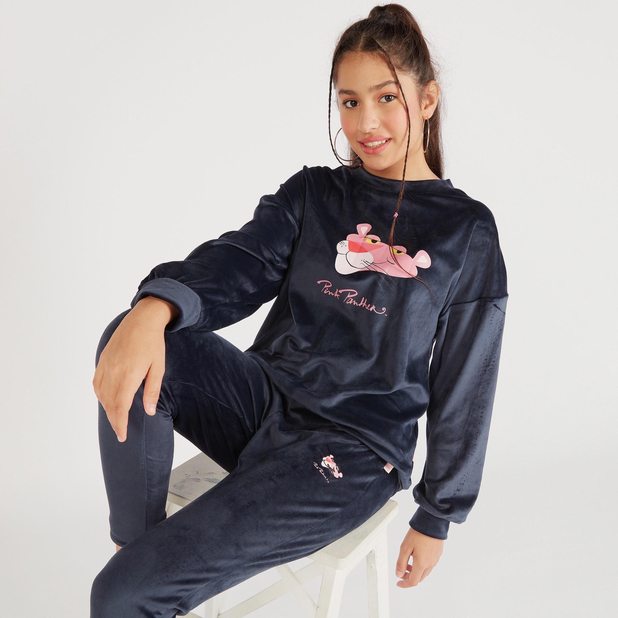 سويت شيرت بارز الملمس بياقة ضيقة وأكمام طويلة وتصميم بينك بانتر-women-winterwear-hoodiesandsweatshirts-sweatshirts-image-1