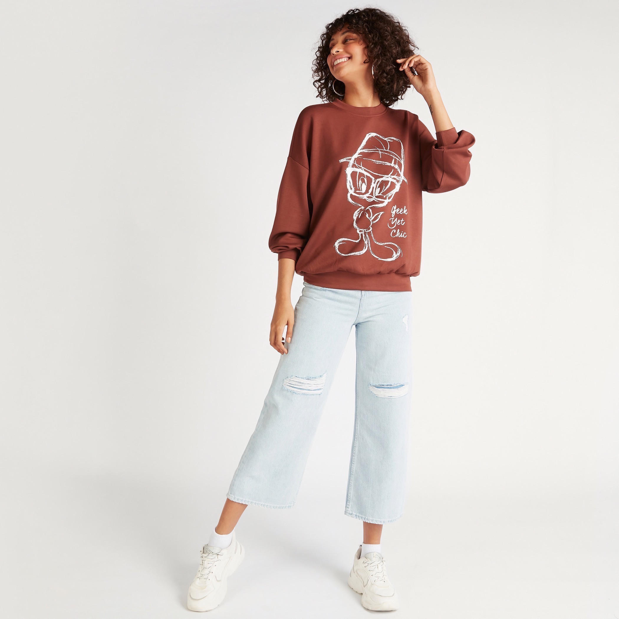 سويت شيرت بأكمام طويلة وياقة ضيّقة وطبعات تويتي-women-winterwear-hoodiesandsweatshirts-sweatshirts-image-2