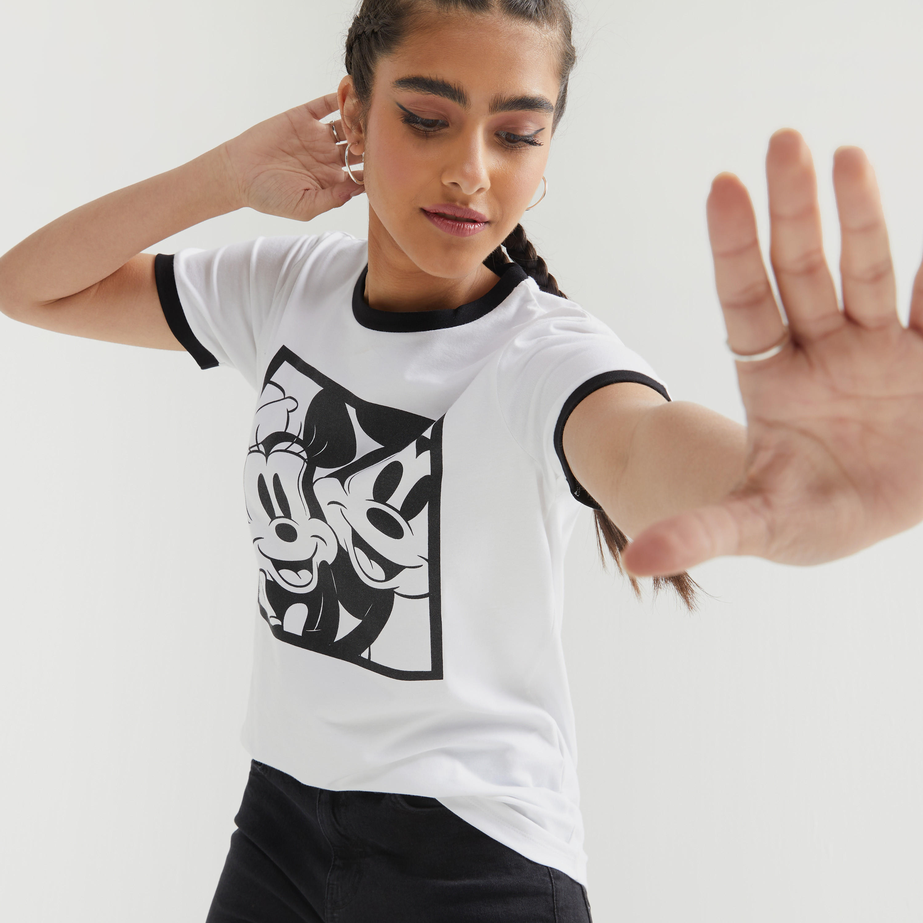 تيشيرت بياقة ضيّقة وأكمام قصيرة وطبعات ميكي ماوس-women-clothing-tshirts-image-1