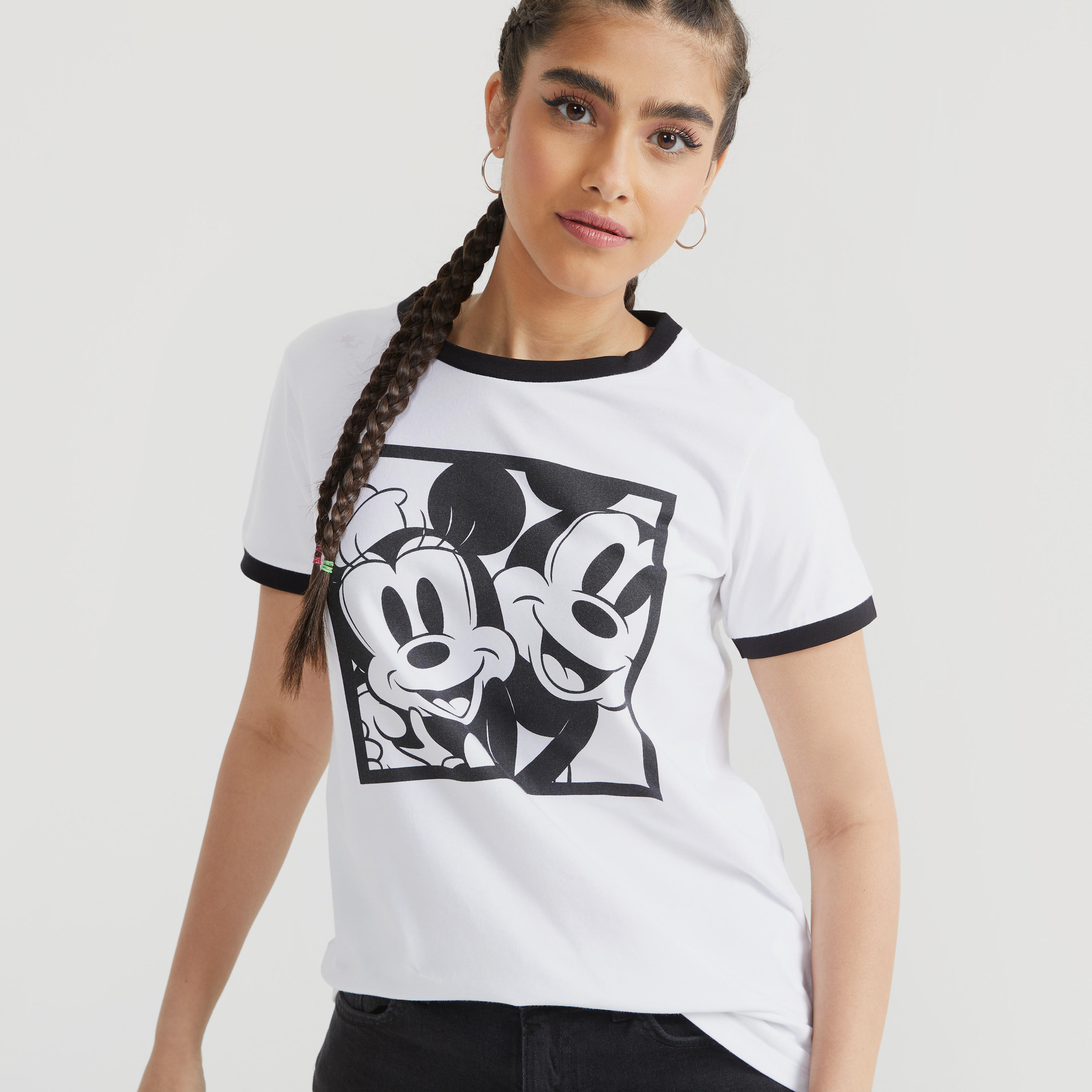 تيشيرت بياقة ضيّقة وأكمام قصيرة وطبعات ميكي ماوس-women-clothing-tshirts-image-3