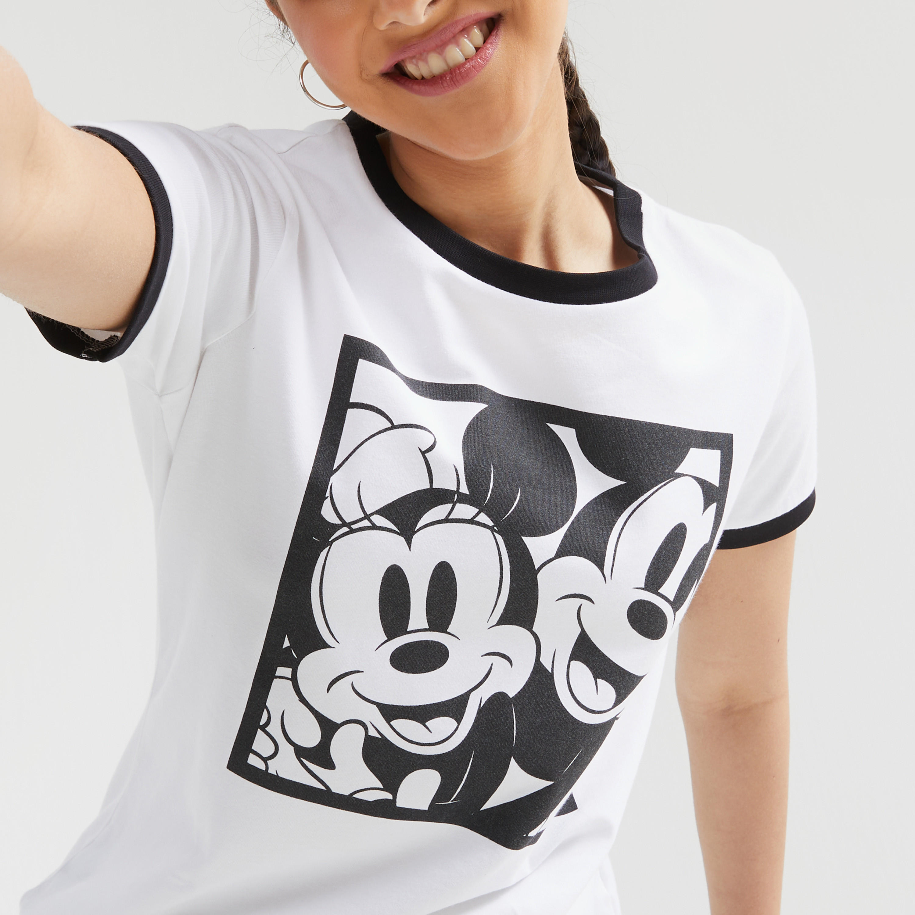 تيشيرت بياقة ضيّقة وأكمام قصيرة وطبعات ميكي ماوس-women-clothing-tshirts-image-5