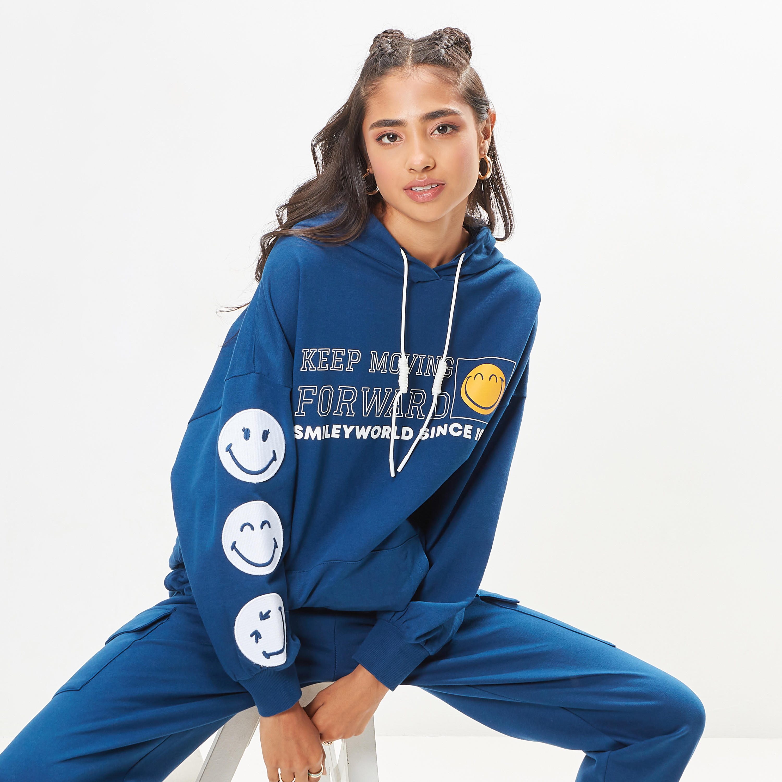 سويت شيرت مقاس واسع بقبعة وأكمام طويلة وطبعات سمايلي وورلد-women-winterwear-hoodiesandsweatshirts-hoodies-image-1