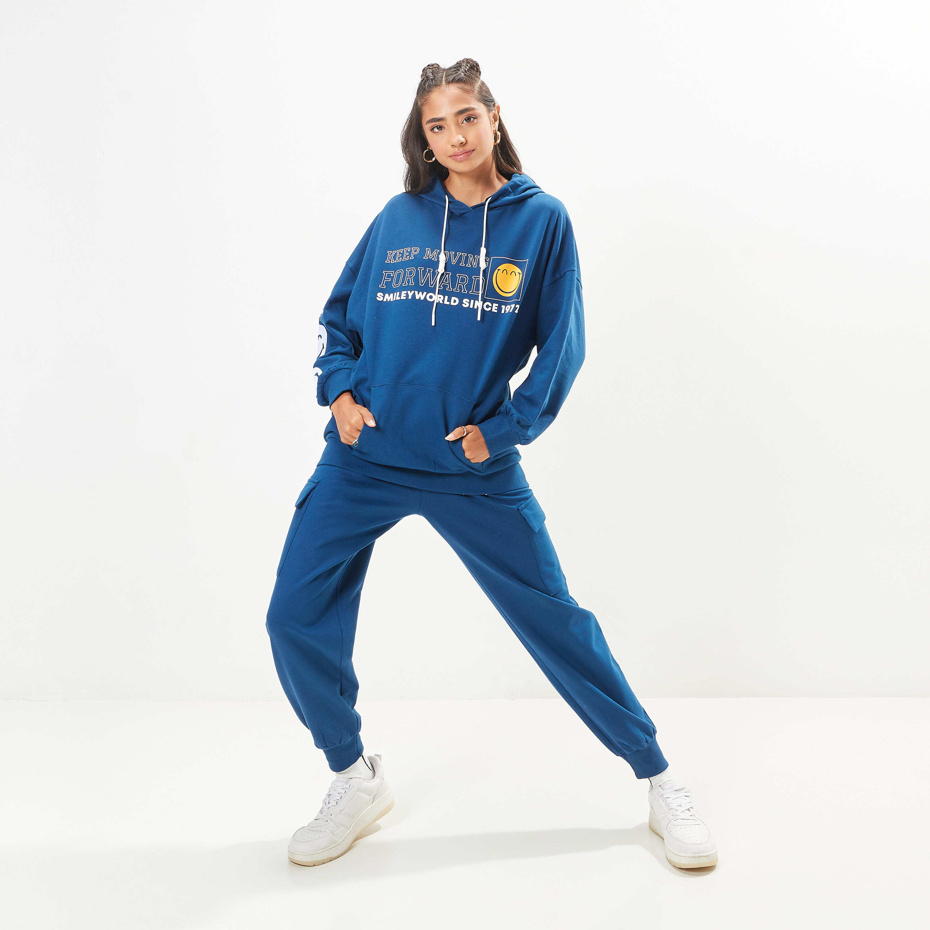 سويت شيرت مقاس واسع بقبعة وأكمام طويلة وطبعات سمايلي وورلد-women-winterwear-hoodiesandsweatshirts-hoodies-image-2