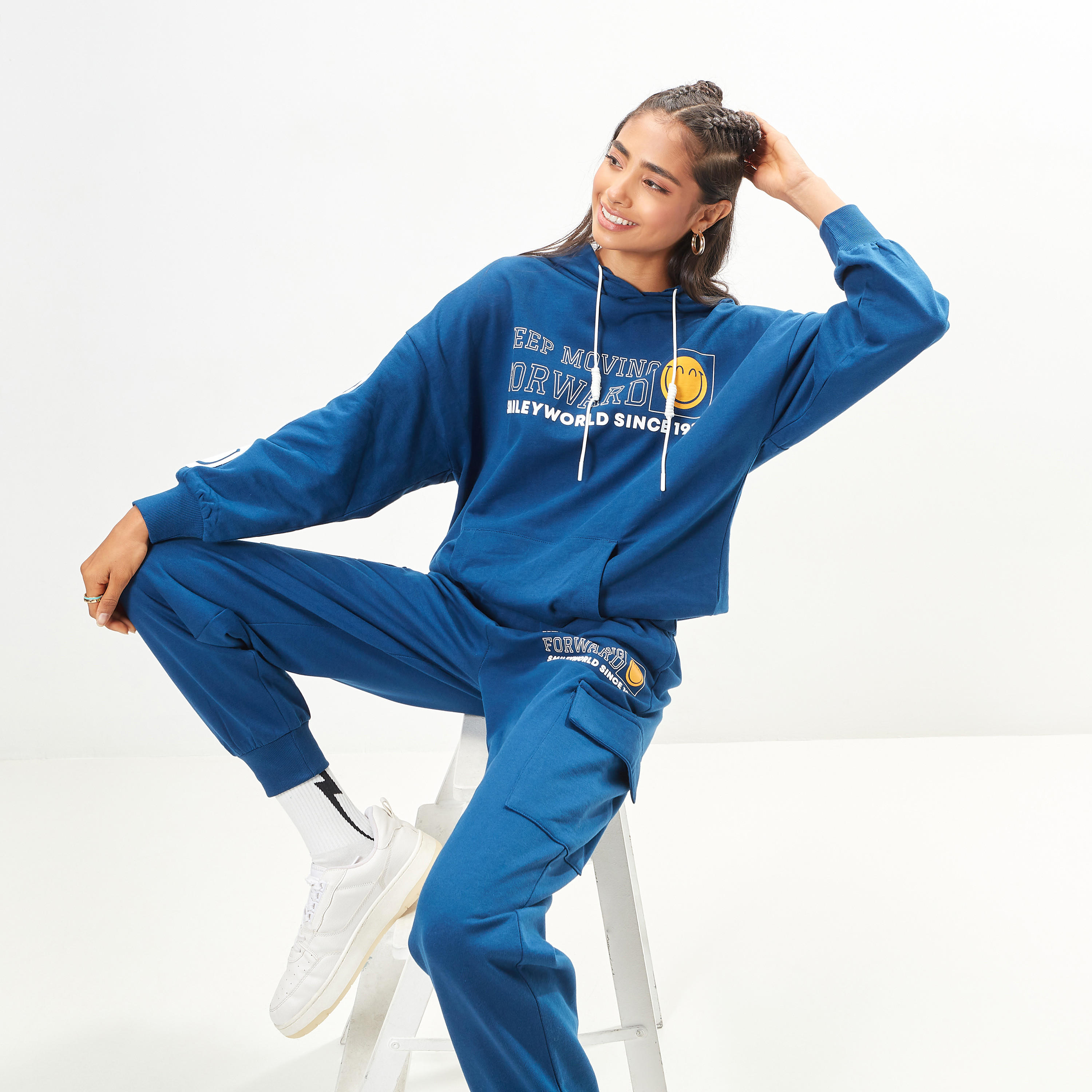 سويت شيرت مقاس واسع بقبعة وأكمام طويلة وطبعات سمايلي وورلد-women-winterwear-hoodiesandsweatshirts-hoodies-image-3