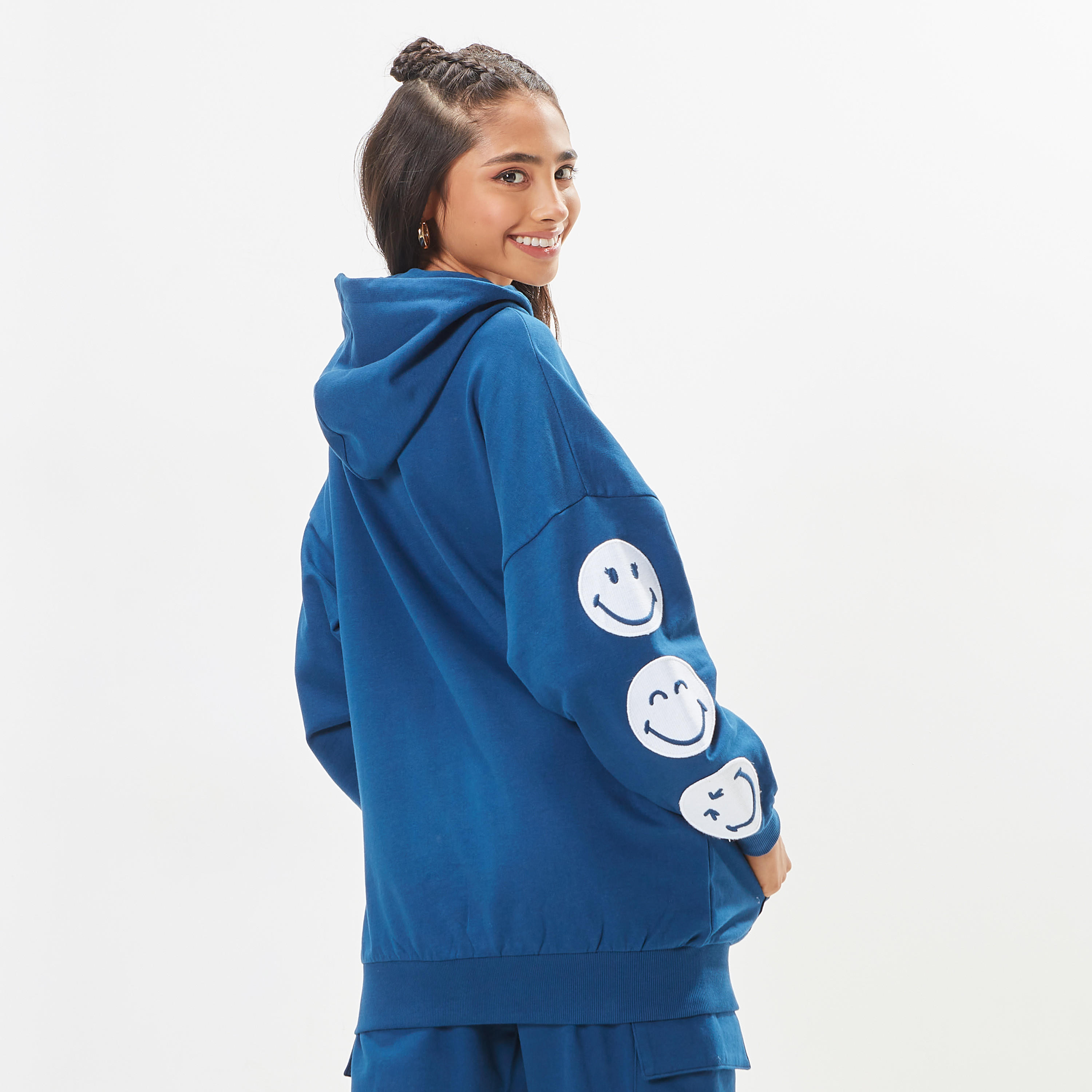 سويت شيرت مقاس واسع بقبعة وأكمام طويلة وطبعات سمايلي وورلد-women-winterwear-hoodiesandsweatshirts-hoodies-image-4