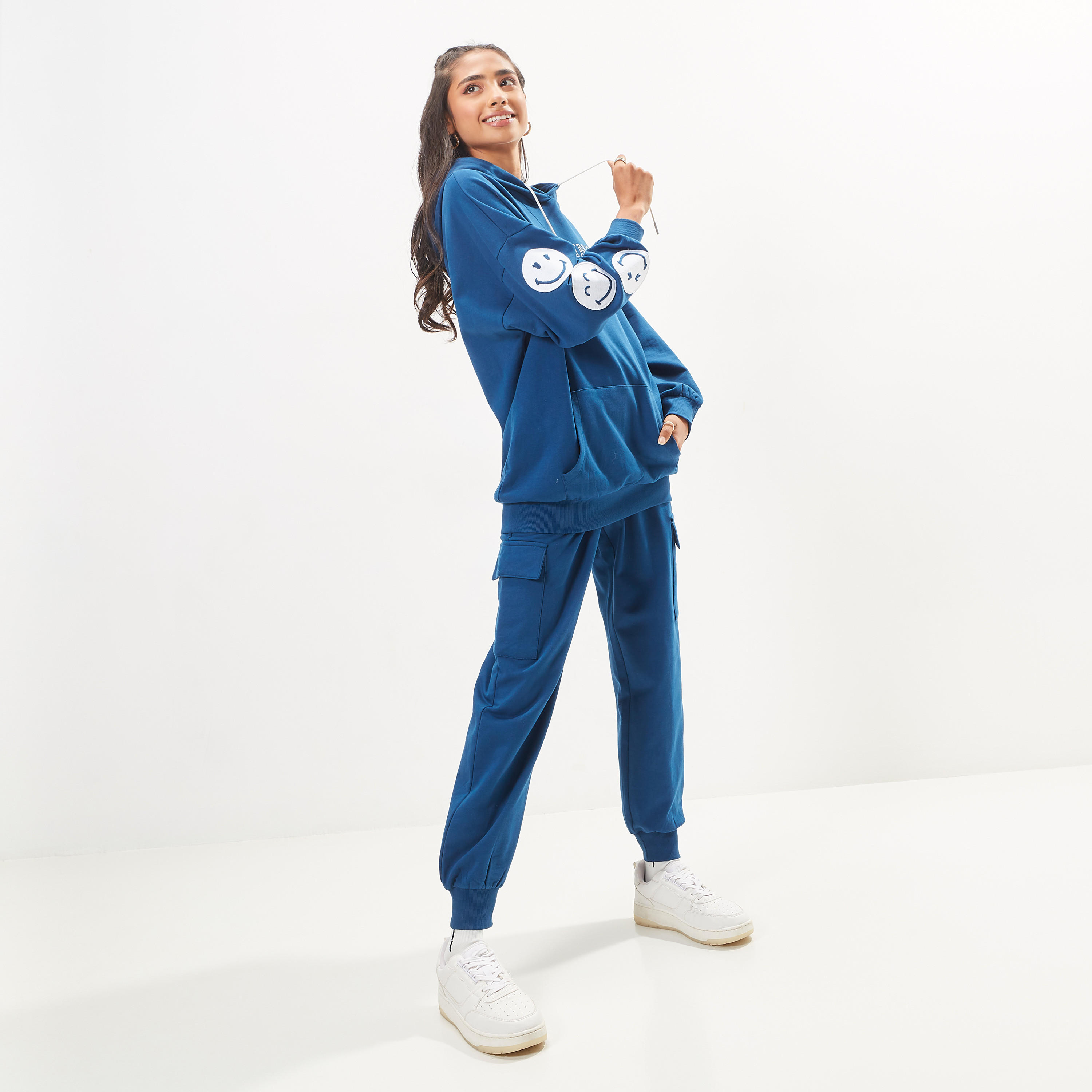 سويت شيرت مقاس واسع بقبعة وأكمام طويلة وطبعات سمايلي وورلد-women-winterwear-hoodiesandsweatshirts-hoodies-image-5