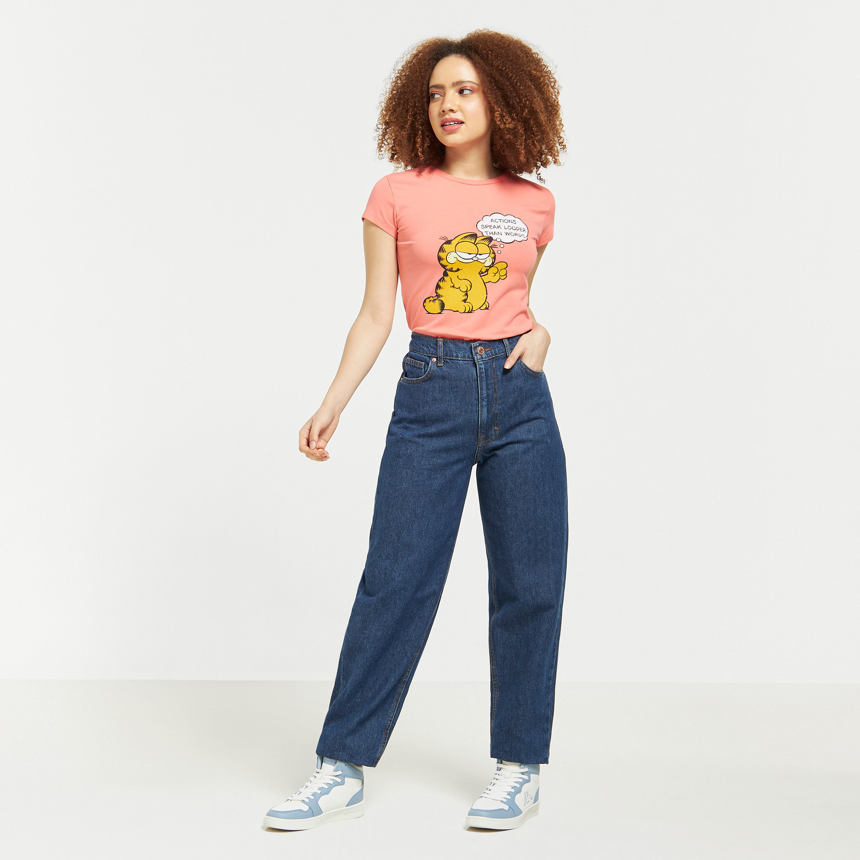 تيشيرت بياقة ضيّقة وأكمام قصيرة وطبعات غارفيلد-women-clothing-tshirts-image-2