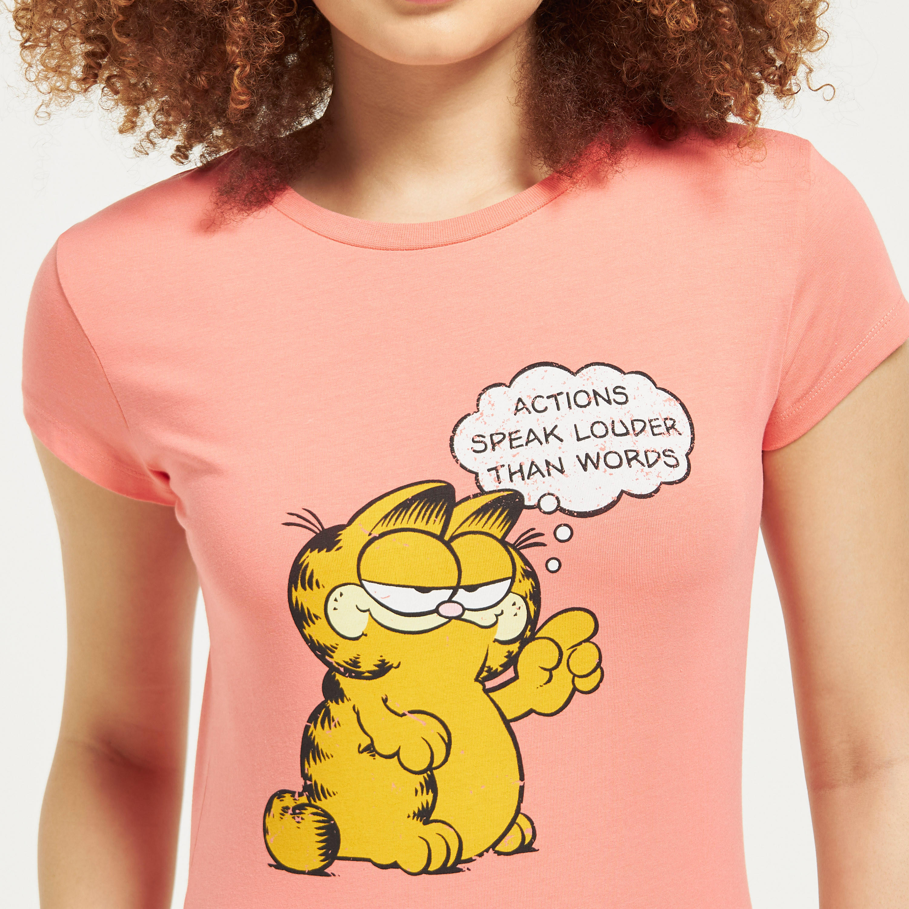 تيشيرت بياقة ضيّقة وأكمام قصيرة وطبعات غارفيلد-women-clothing-tshirts-image-4