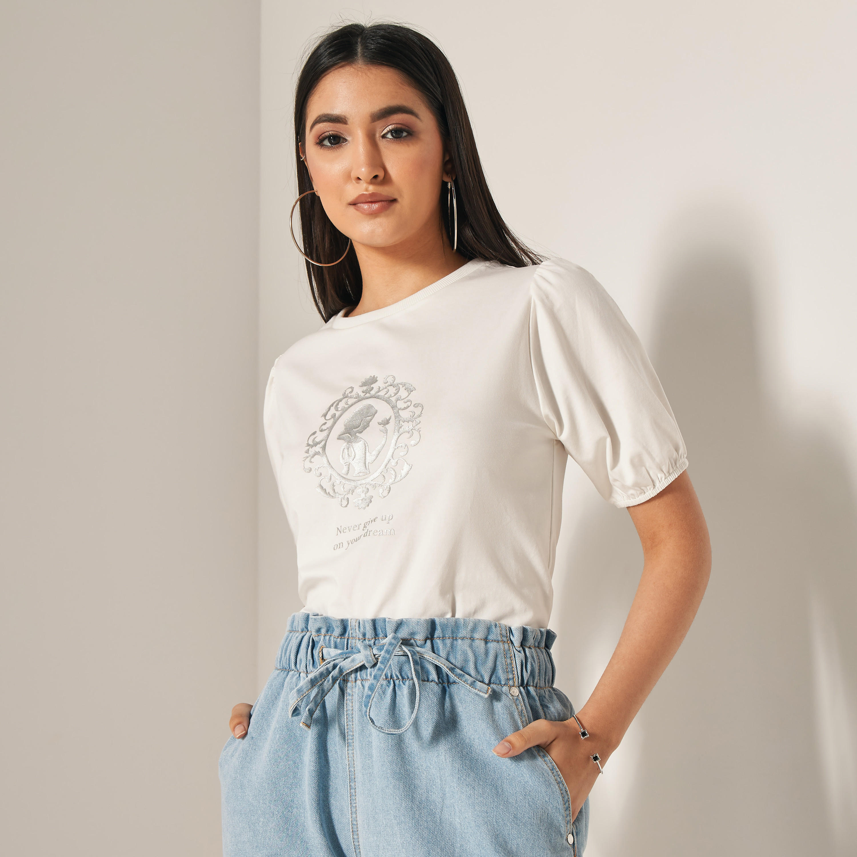 تيشيرت بياقة ضيّقة وأكمام منفوخة وطبعات برنسيس-women-clothing-tshirts-image-1