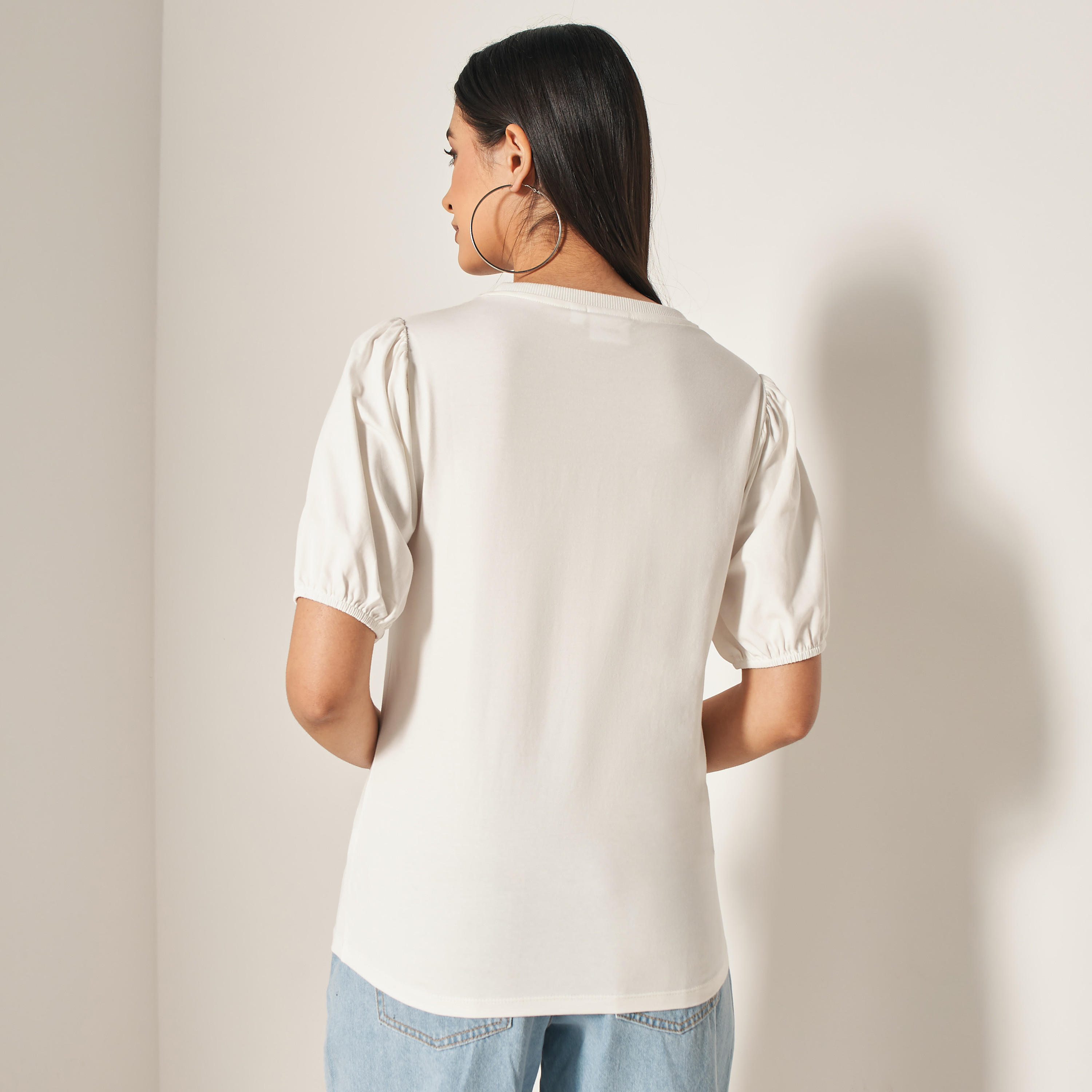 تيشيرت بياقة ضيّقة وأكمام منفوخة وطبعات برنسيس-women-clothing-tshirts-image-3