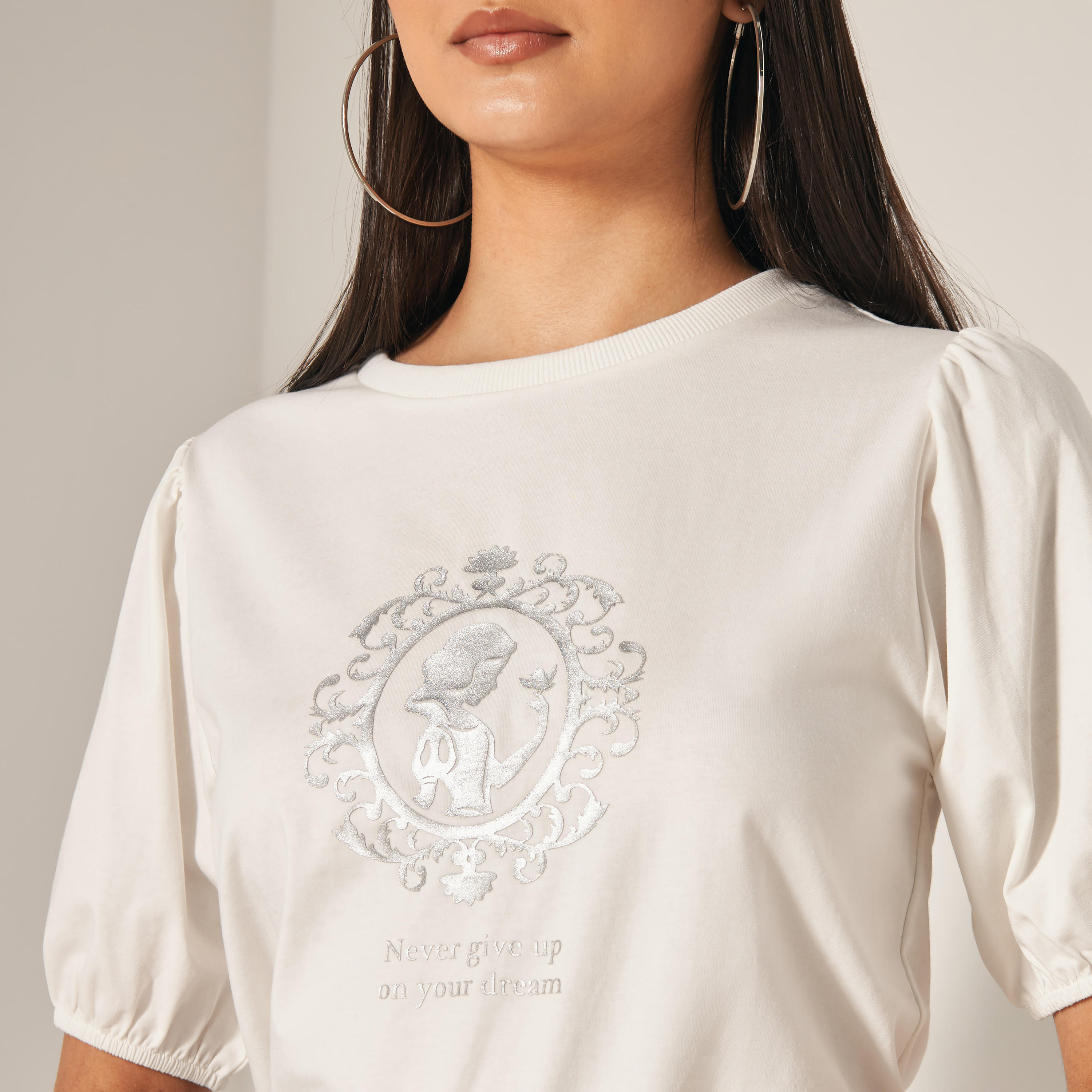 تيشيرت بياقة ضيّقة وأكمام منفوخة وطبعات برنسيس-women-clothing-tshirts-image-4