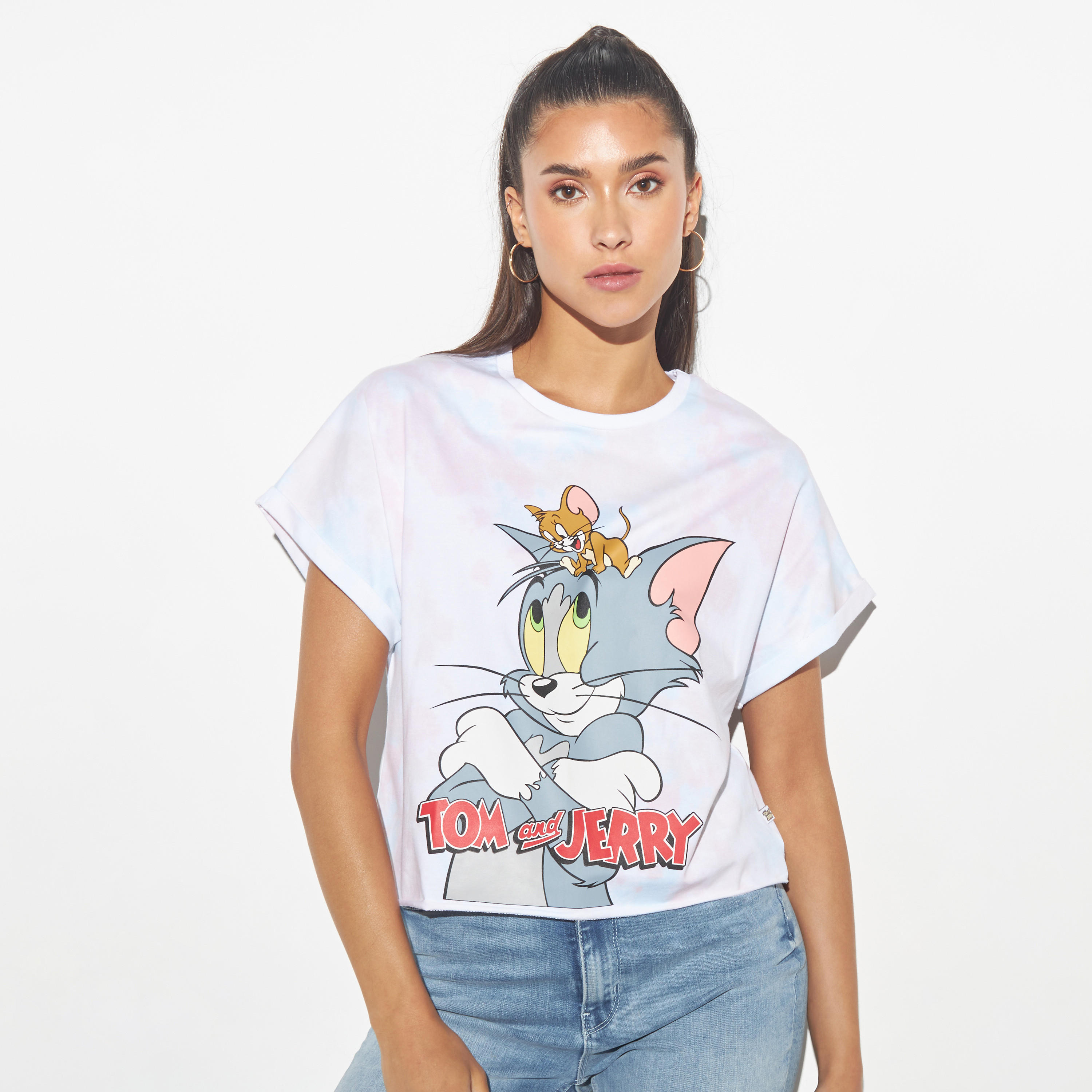تيشيرت قصير بوكسي بأكمام قصيرة وياقة ضيقة وطبعات توم أند جيري-women-clothing-tshirts-image-1