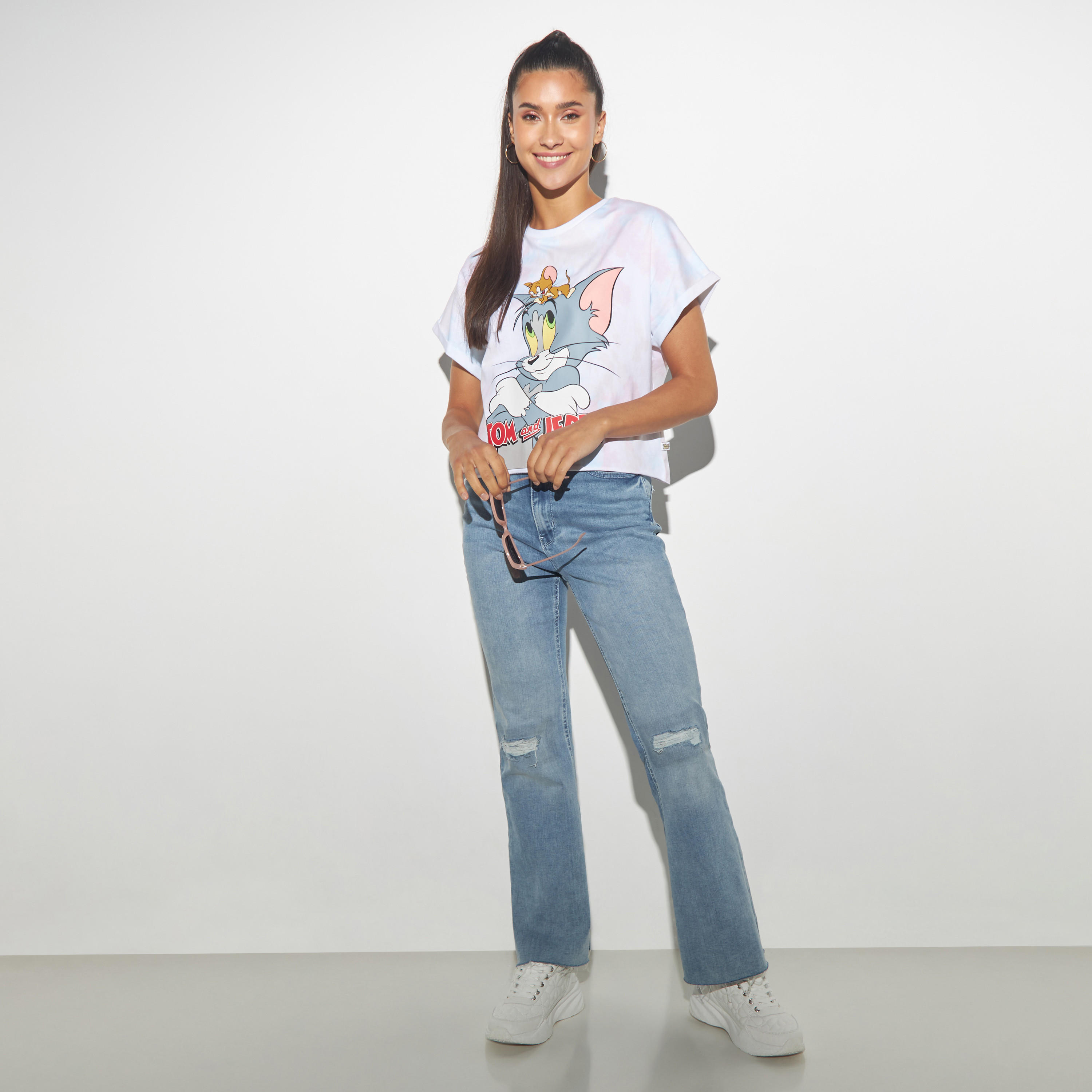 تيشيرت قصير بوكسي بأكمام قصيرة وياقة ضيقة وطبعات توم أند جيري-women-clothing-tshirts-image-2
