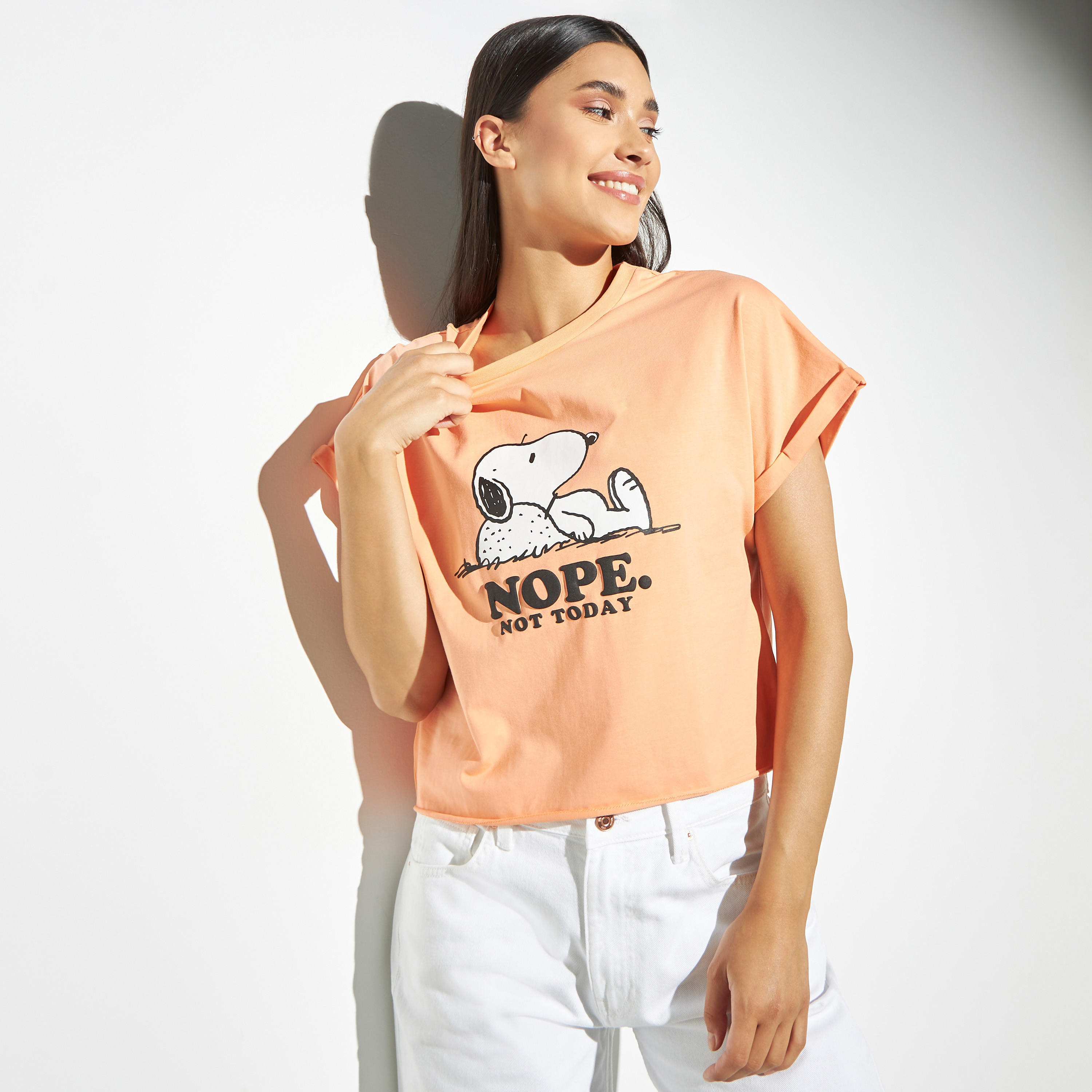 تيشيرت بوكسي قصير ببياقة ضيّقة وطبعات-women-clothing-tshirts-image-1