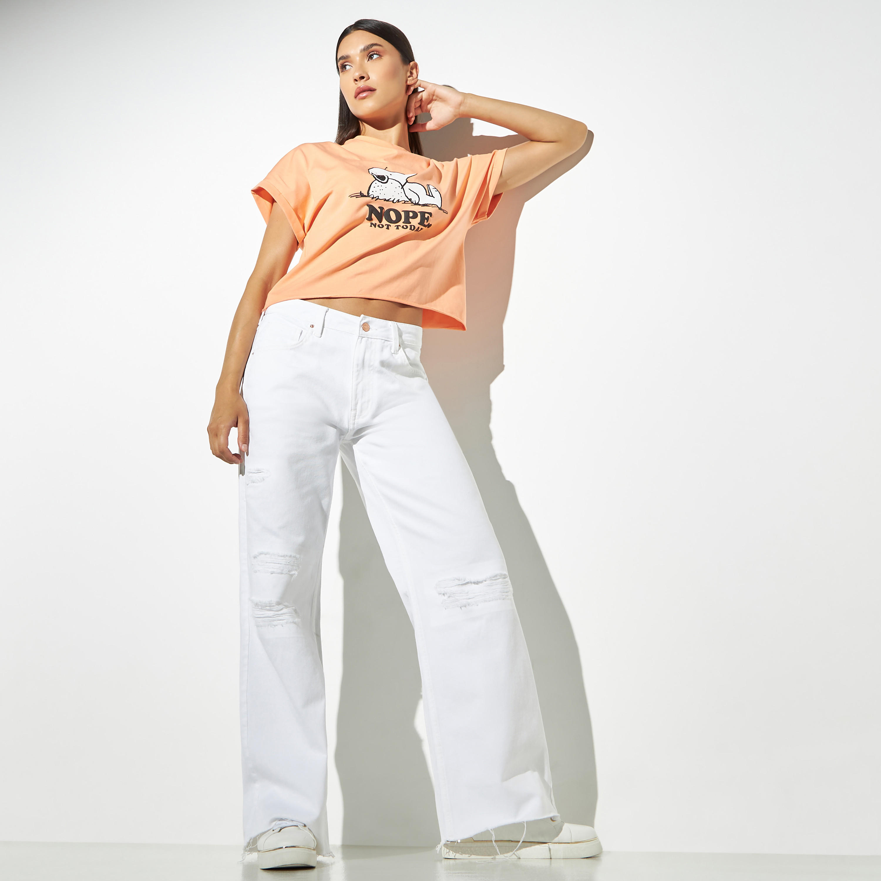 تيشيرت بوكسي قصير ببياقة ضيّقة وطبعات-women-clothing-tshirts-image-2