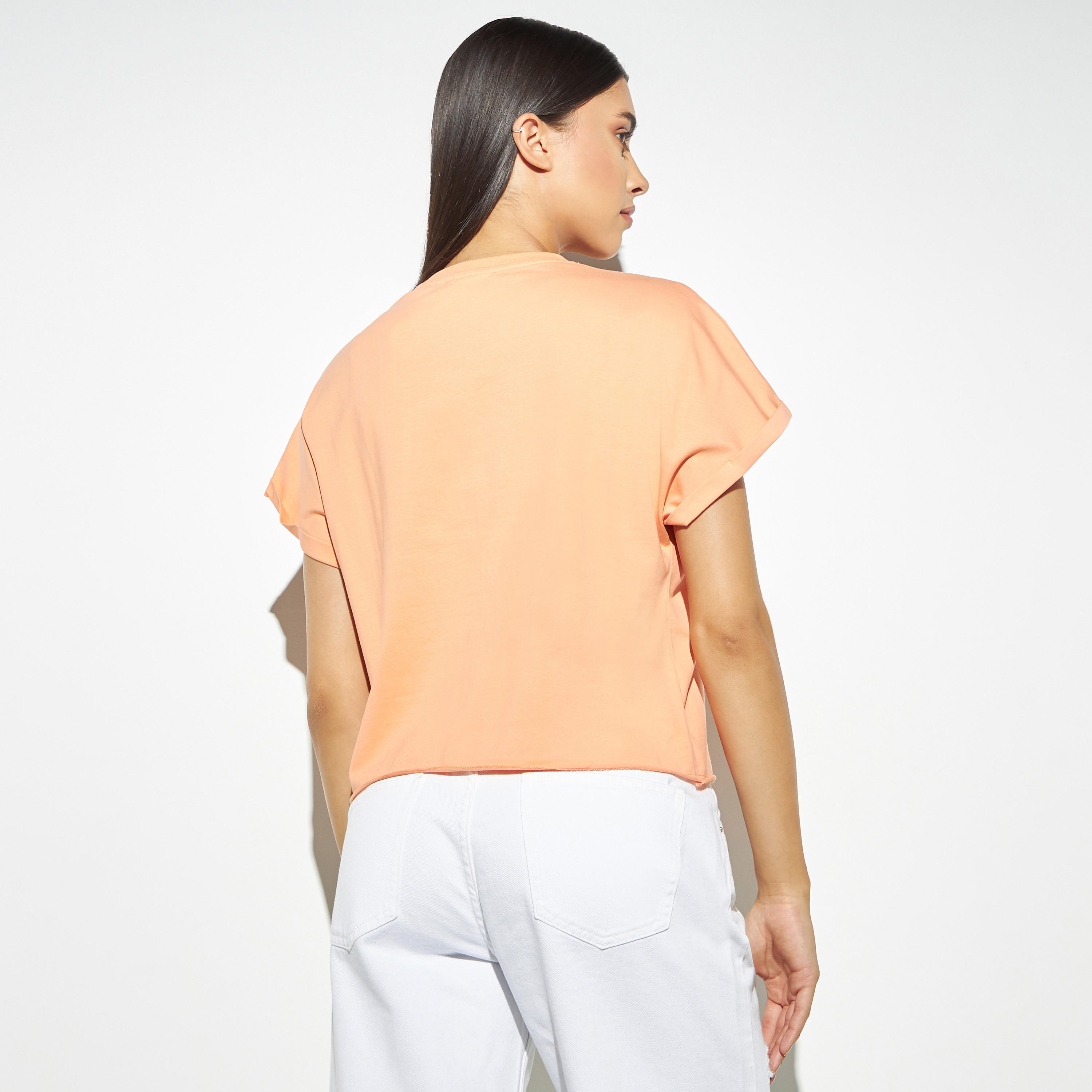 تيشيرت بوكسي قصير ببياقة ضيّقة وطبعات-women-clothing-tshirts-image-3