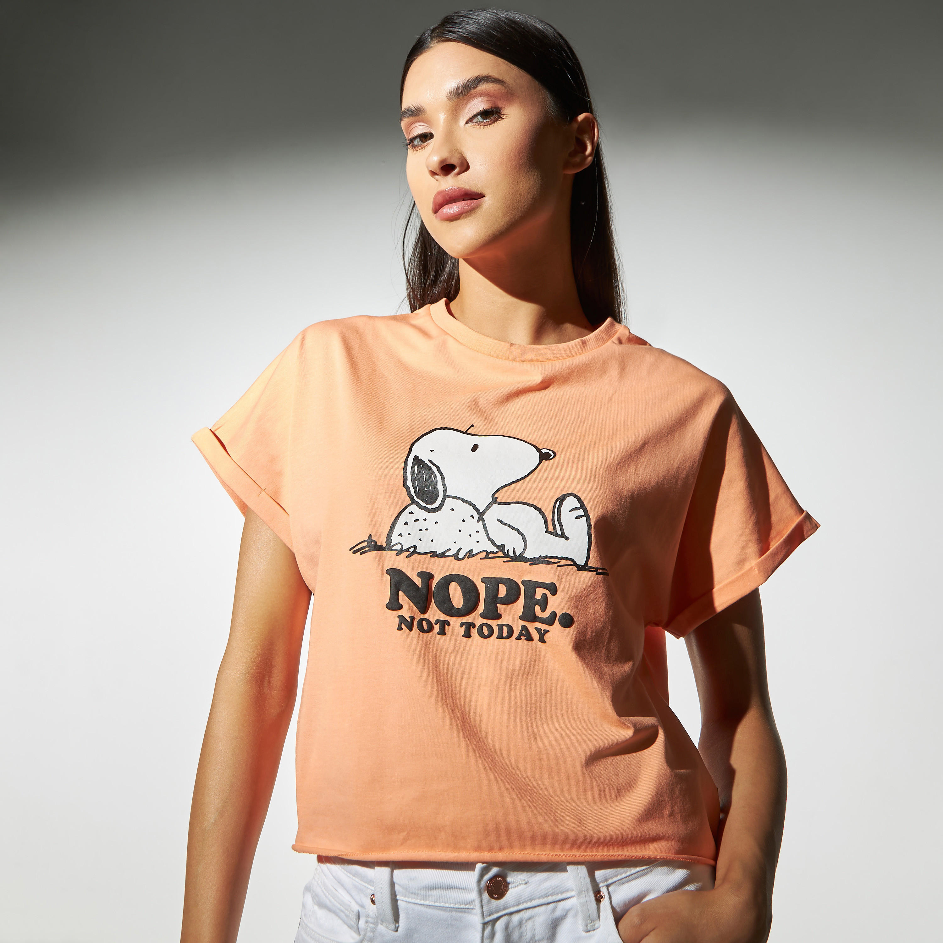 تيشيرت بوكسي قصير ببياقة ضيّقة وطبعات-women-clothing-tshirts-image-4