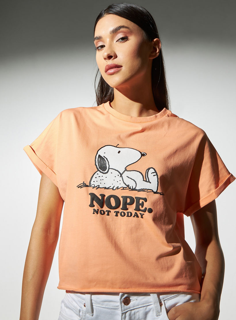تيشيرت بوكسي قصير ببياقة ضيّقة وطبعات-women-clothing-tshirts-image-4