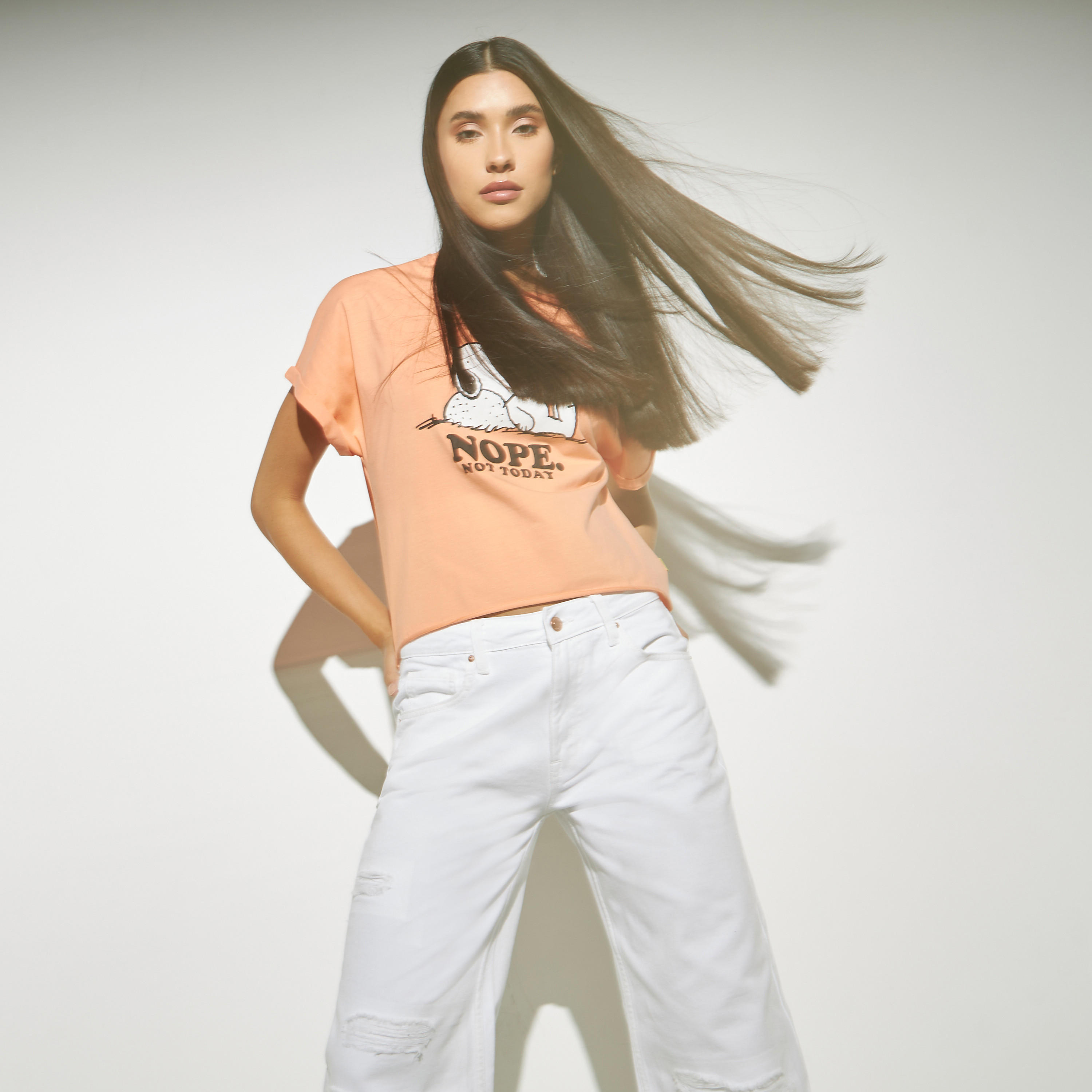 تيشيرت بوكسي قصير ببياقة ضيّقة وطبعات-women-clothing-tshirts-image-5